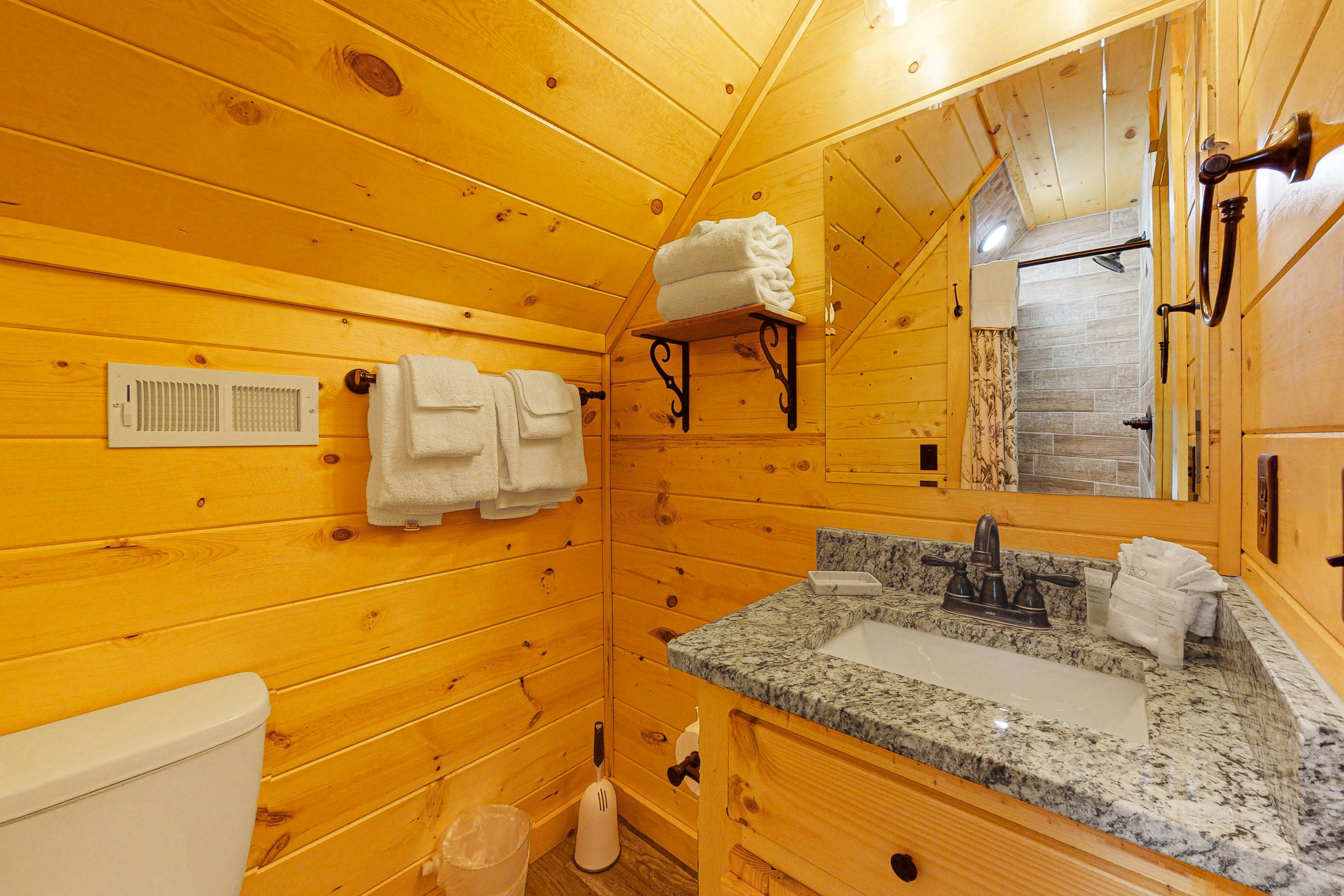 Wooded cabin w/ free attraction Tickets, hot tub, fireplaces, & furnished deck