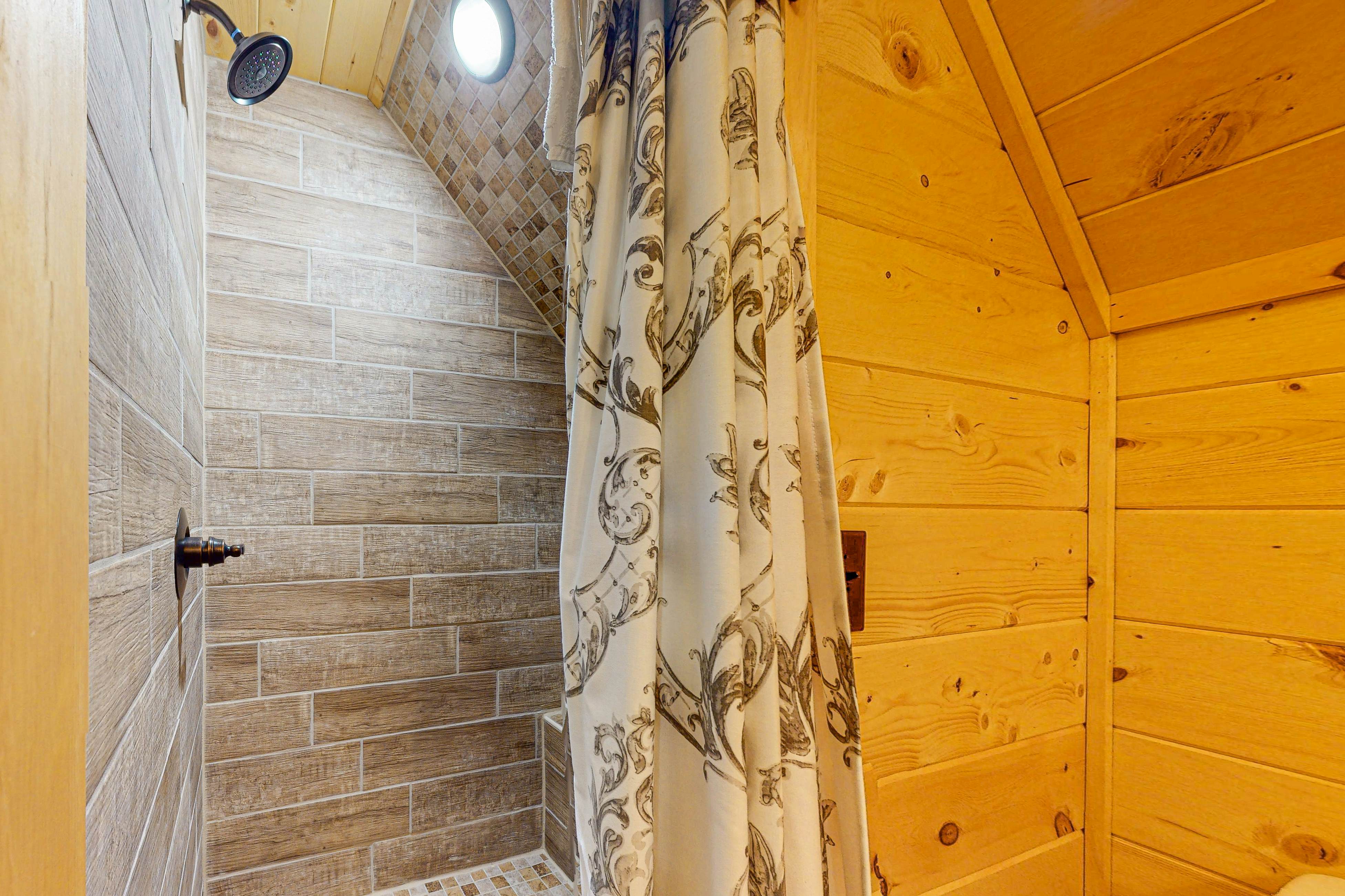 Wooded cabin w/ free attraction Tickets, hot tub, fireplaces, & furnished deck