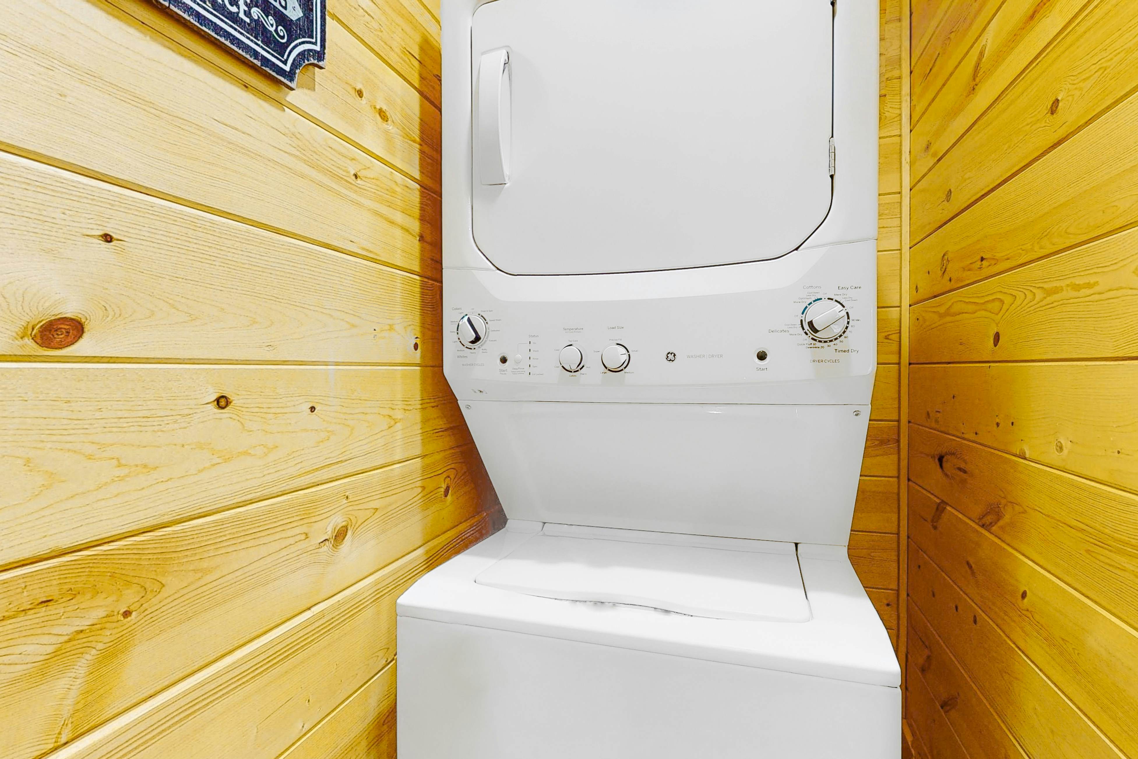 Wooded cabin w/ free attraction Tickets, hot tub, fireplaces, & furnished deck