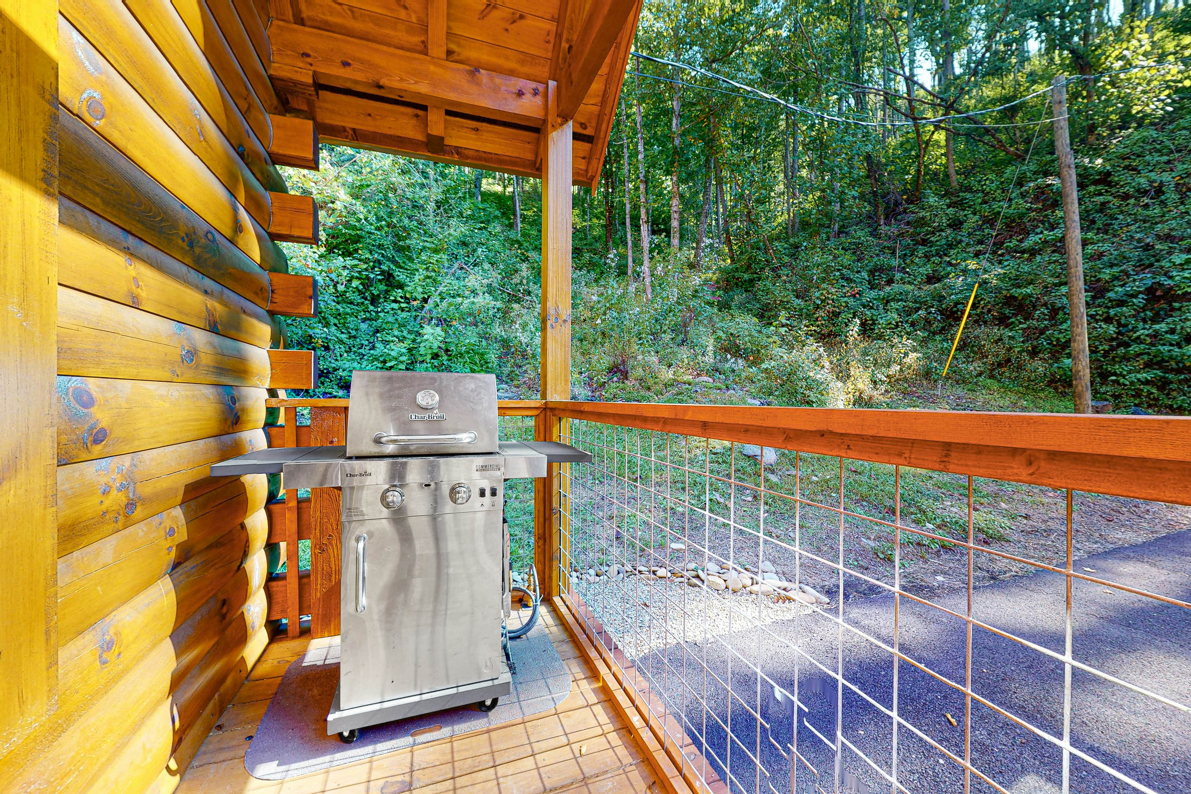 Wooded cabin w/ free attraction Tickets, hot tub, fireplaces, & furnished deck