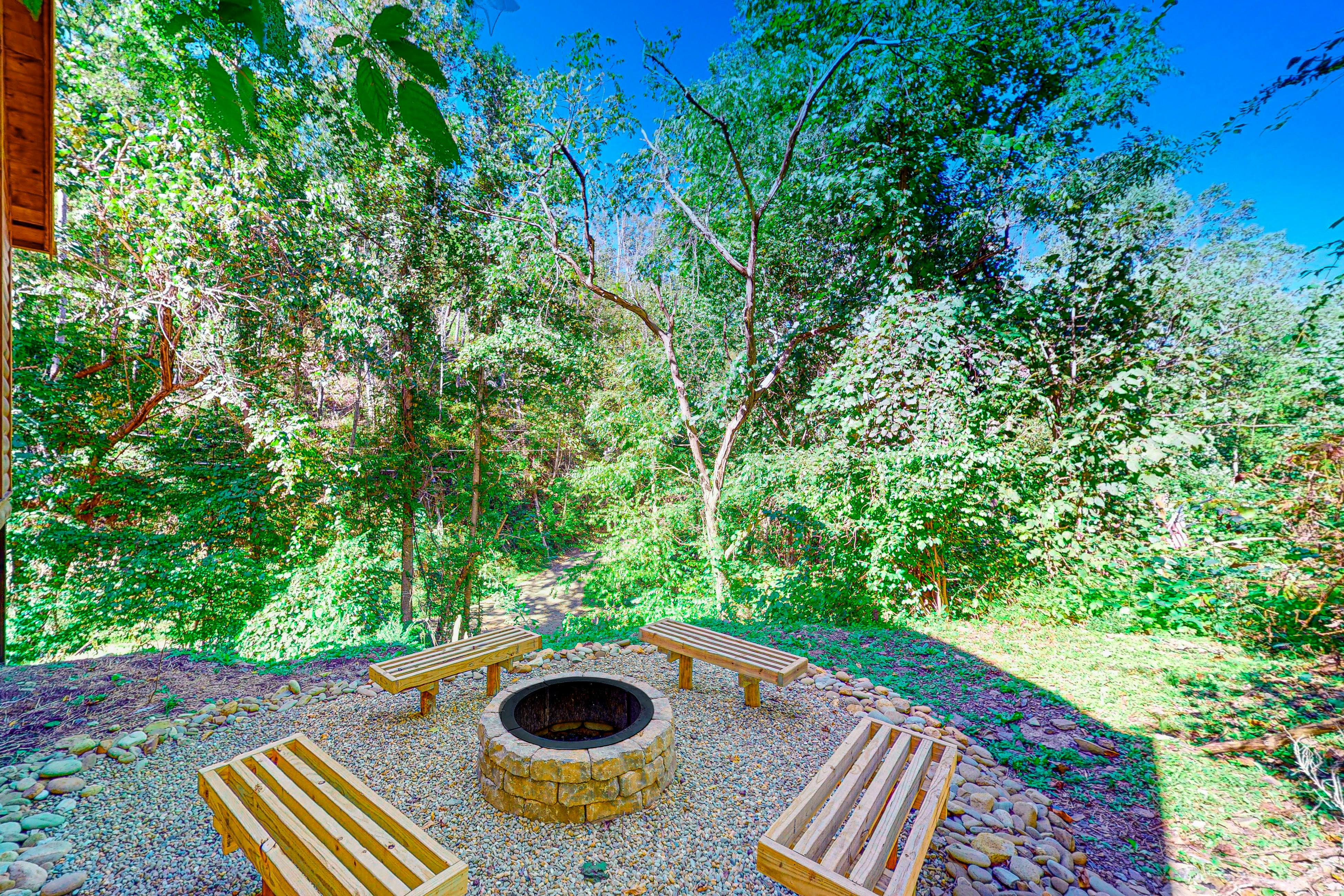 Wooded cabin w/ free attraction Tickets, hot tub, fireplaces, & furnished deck