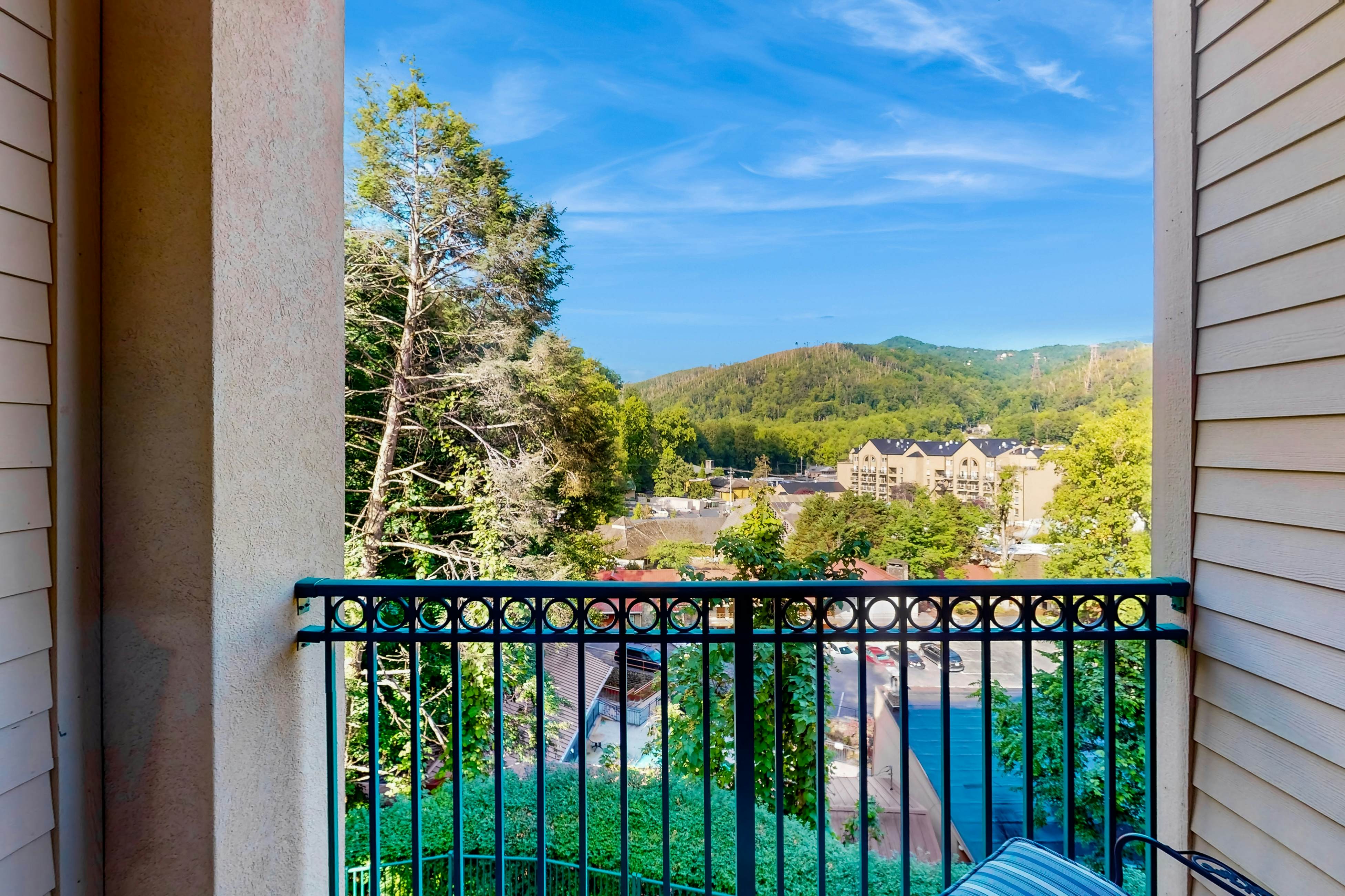 Walk 2 Tram Prime Downtown Locale, Sleep 6・Balcony