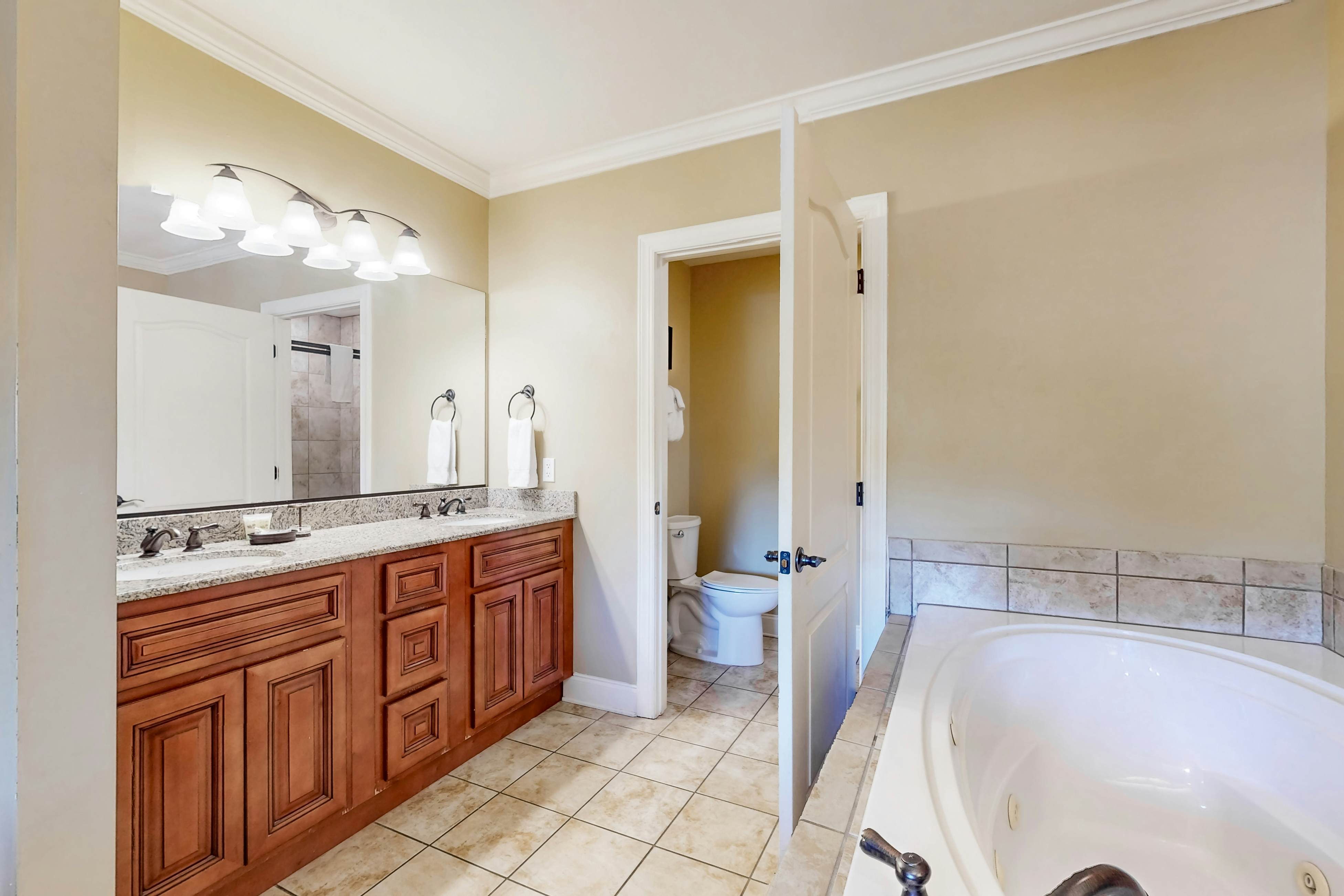 Walk 2 Tram Prime Downtown Locale, Sleep 6・Balcony