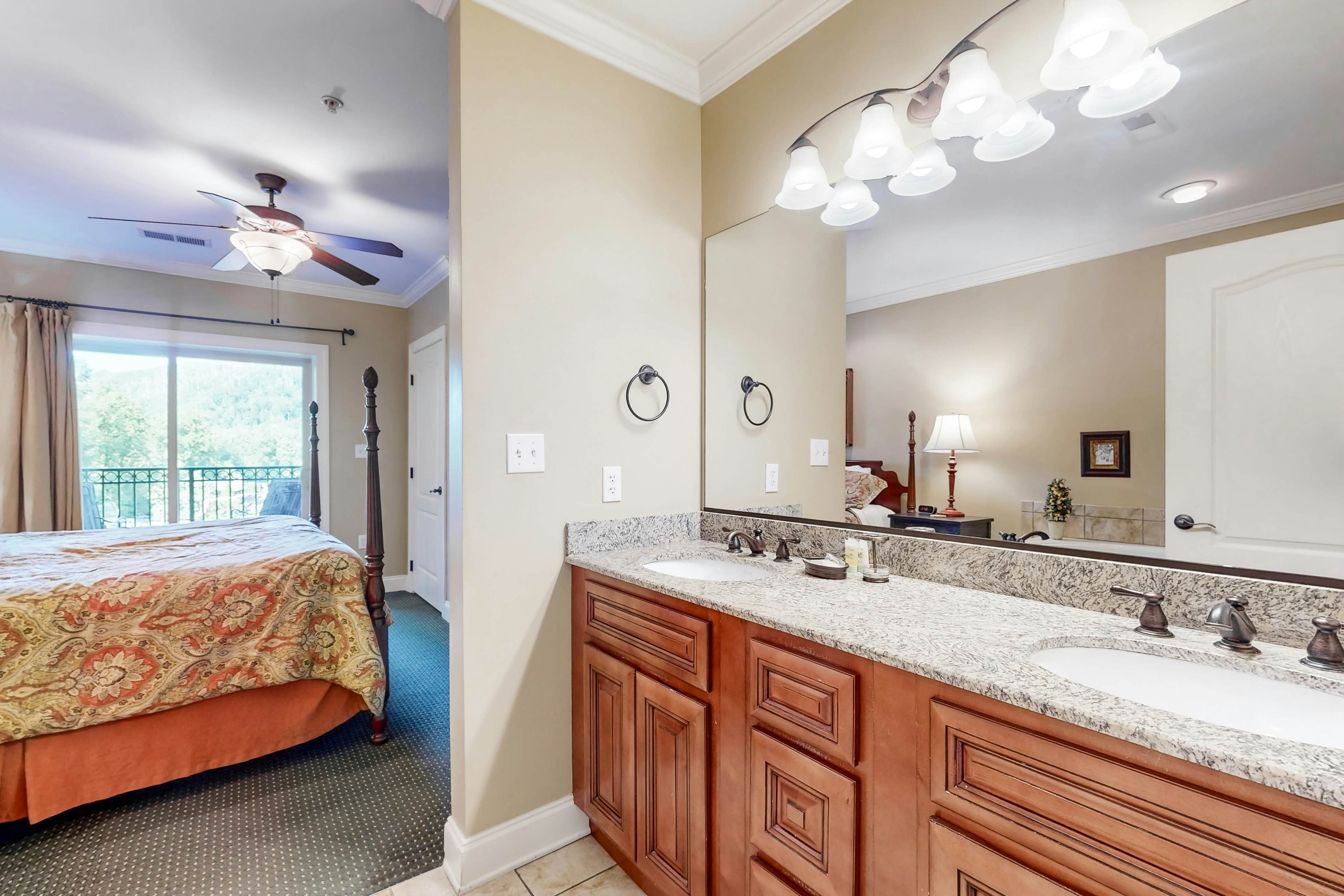 Walk 2 Tram Prime Downtown Locale, Sleep 6・Balcony