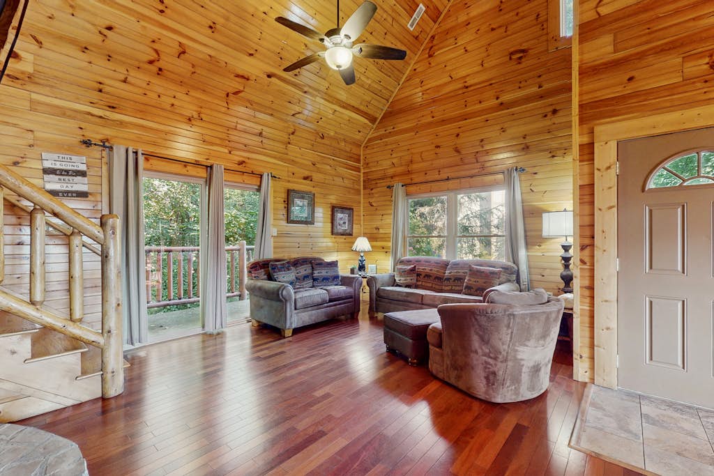 🏞️ 𝗕𝗹𝗮𝗰𝗸 𝗕𝗲𝗮𝗿 𝗛𝗶𝗱𝗲𝗮𝘄𝗮𝘆 𝗖𝗮𝗯𝗶𝗻
Centrally located Gatlinburg cabin near Great Smoky Mountains National Park, Ober Gatlinburg, and downtown attractions. This 2-bedroom mountain retreat sleeps 6 and features mountain views, a private pool table, gas fireplace, full kitchen, outdoor deck with rocking chairs, and access to a shared seasonal hot tub. Perfect for family vacations, Smoky Mountain getaways, and couples seeking a cozy cabin close to hiking, dining, and entertainment.