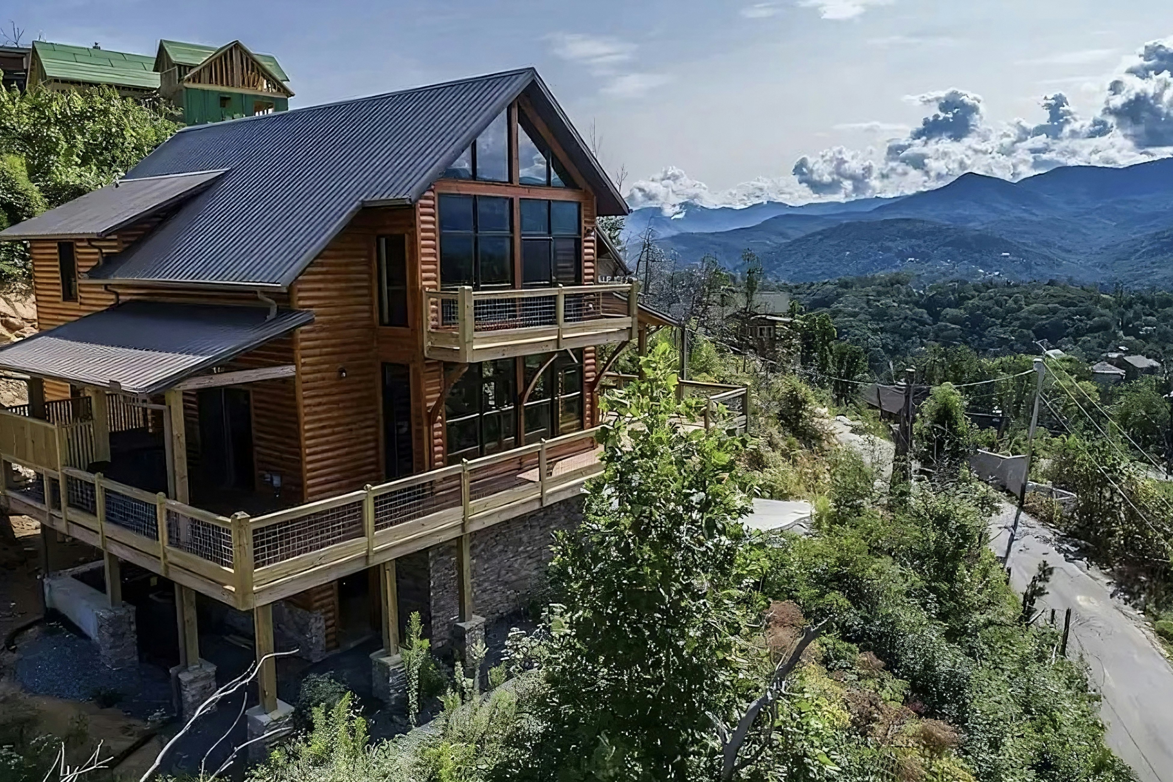Luxe cabin w/ mtn views, hot tub, home theater + free attraction tickets