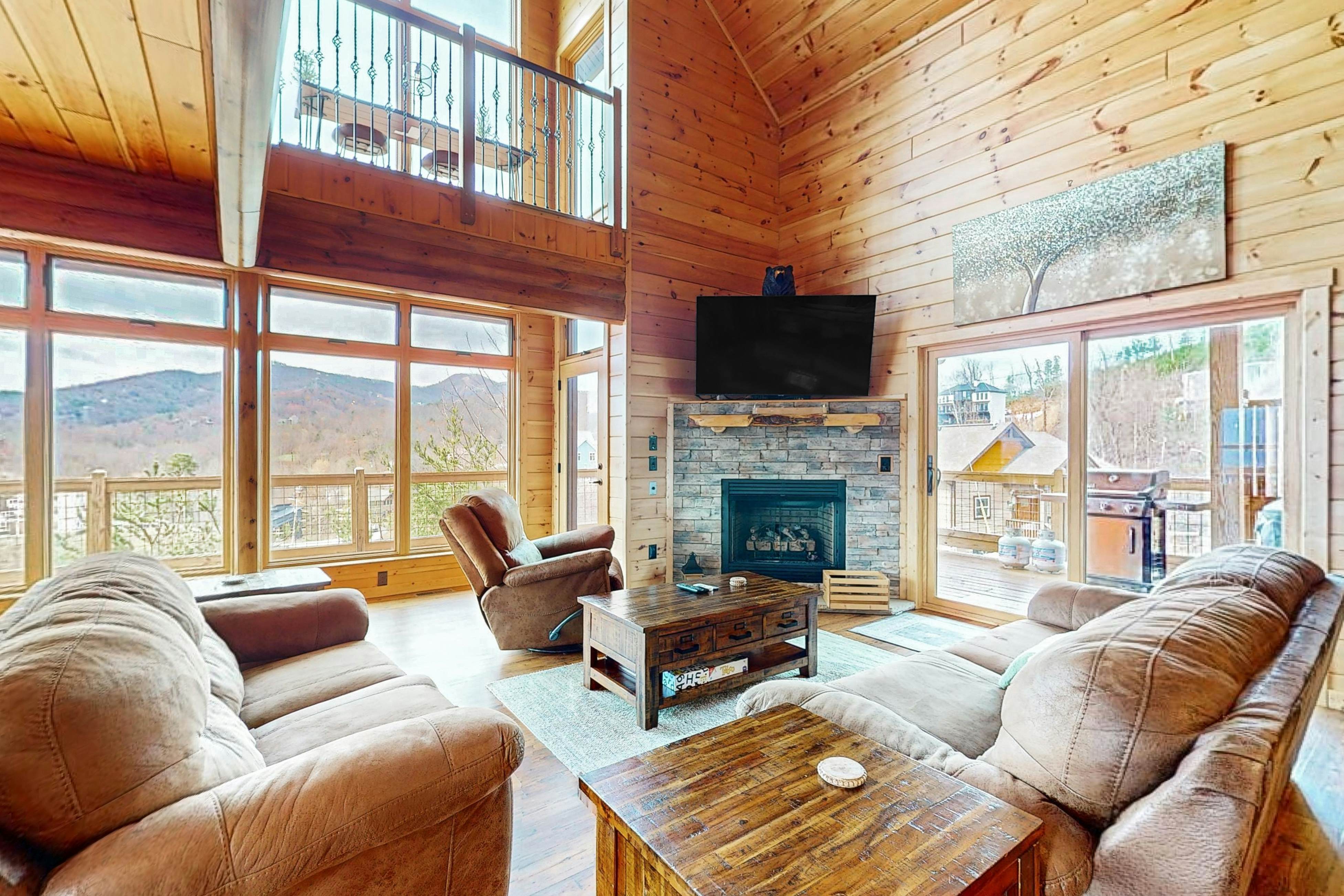 Luxe cabin w/ mtn views, hot tub, home theater + free attraction tickets