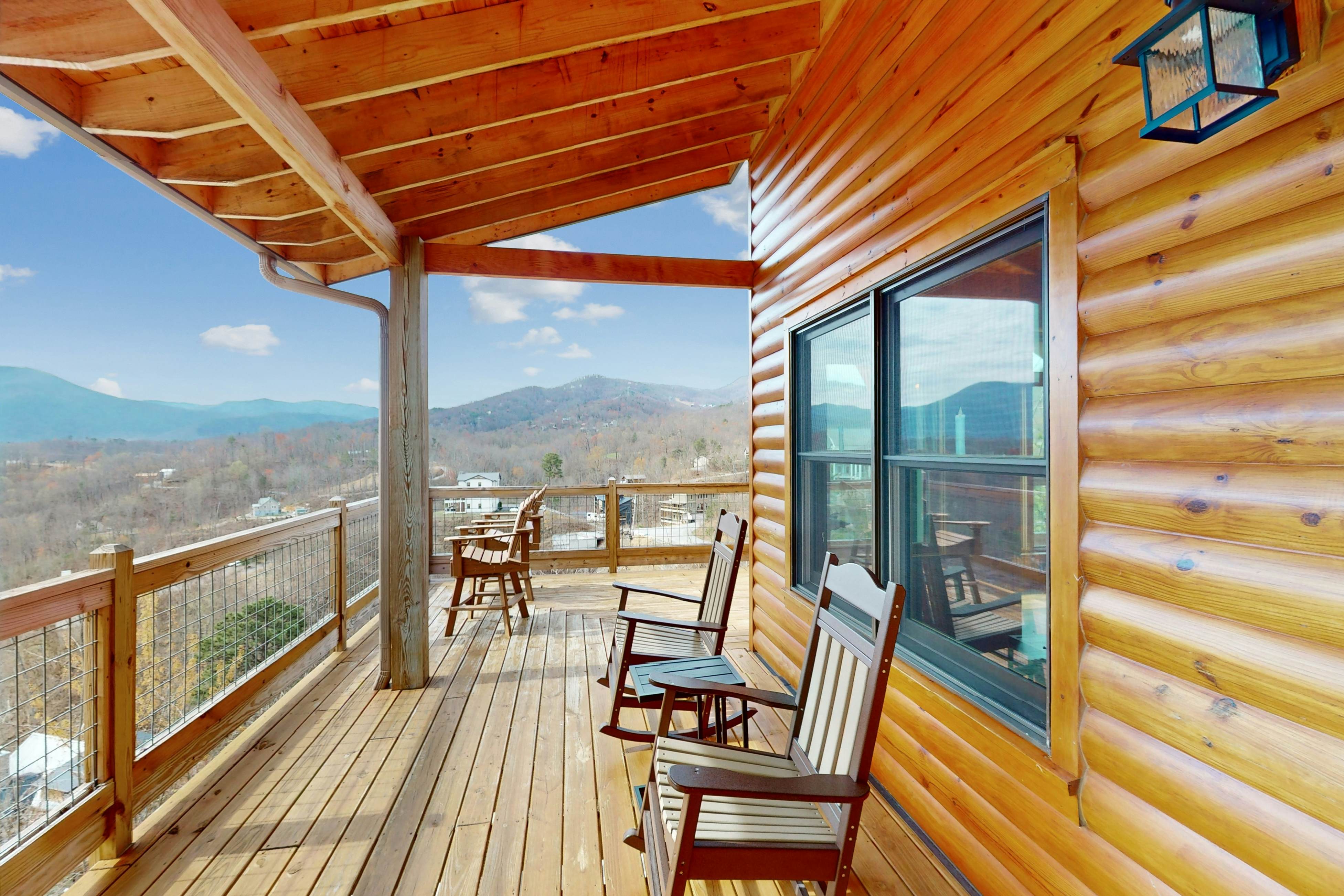 Luxe cabin w/ mtn views, hot tub, home theater + free attraction tickets