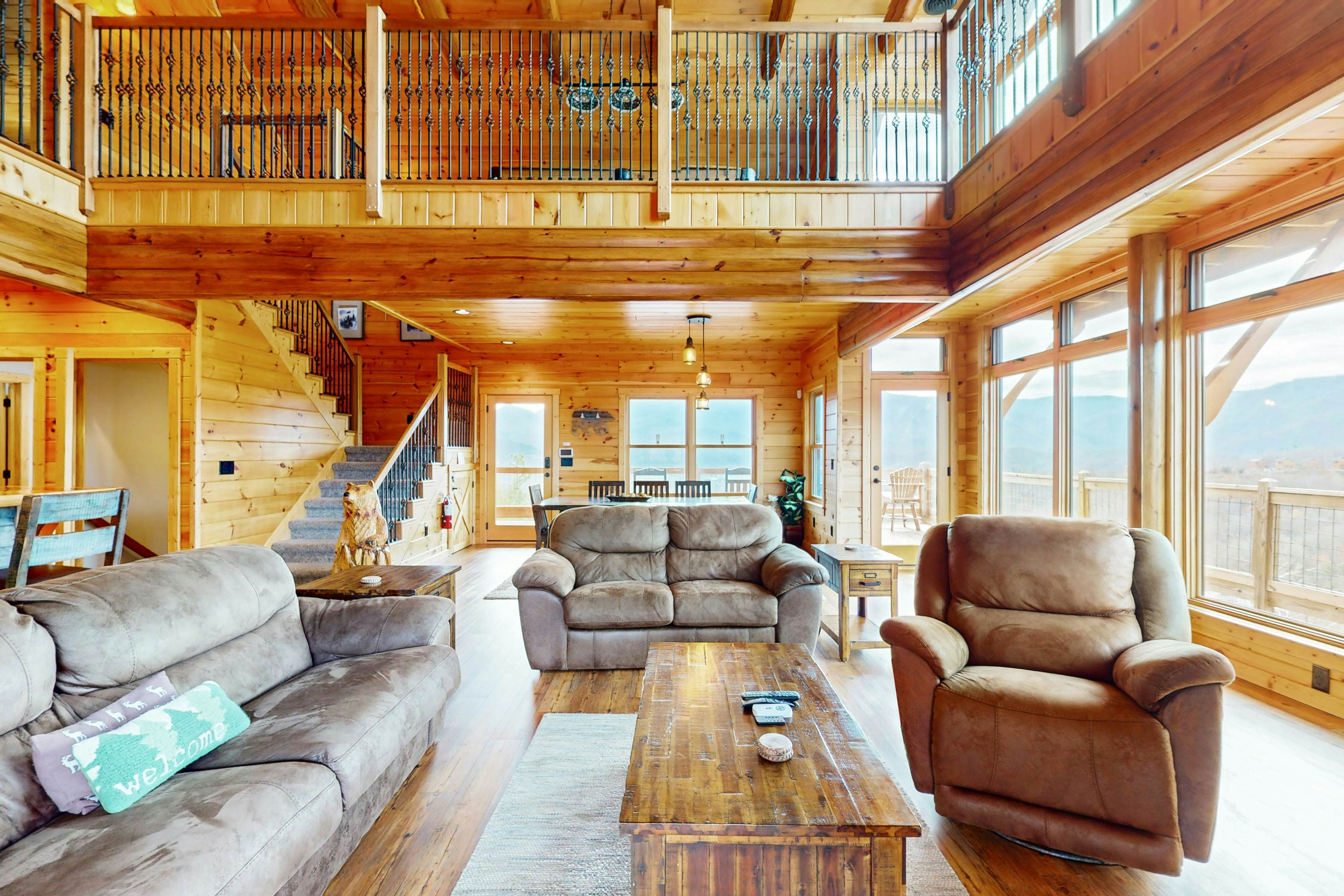 Luxe cabin w/ mtn views, hot tub, home theater + free attraction tickets