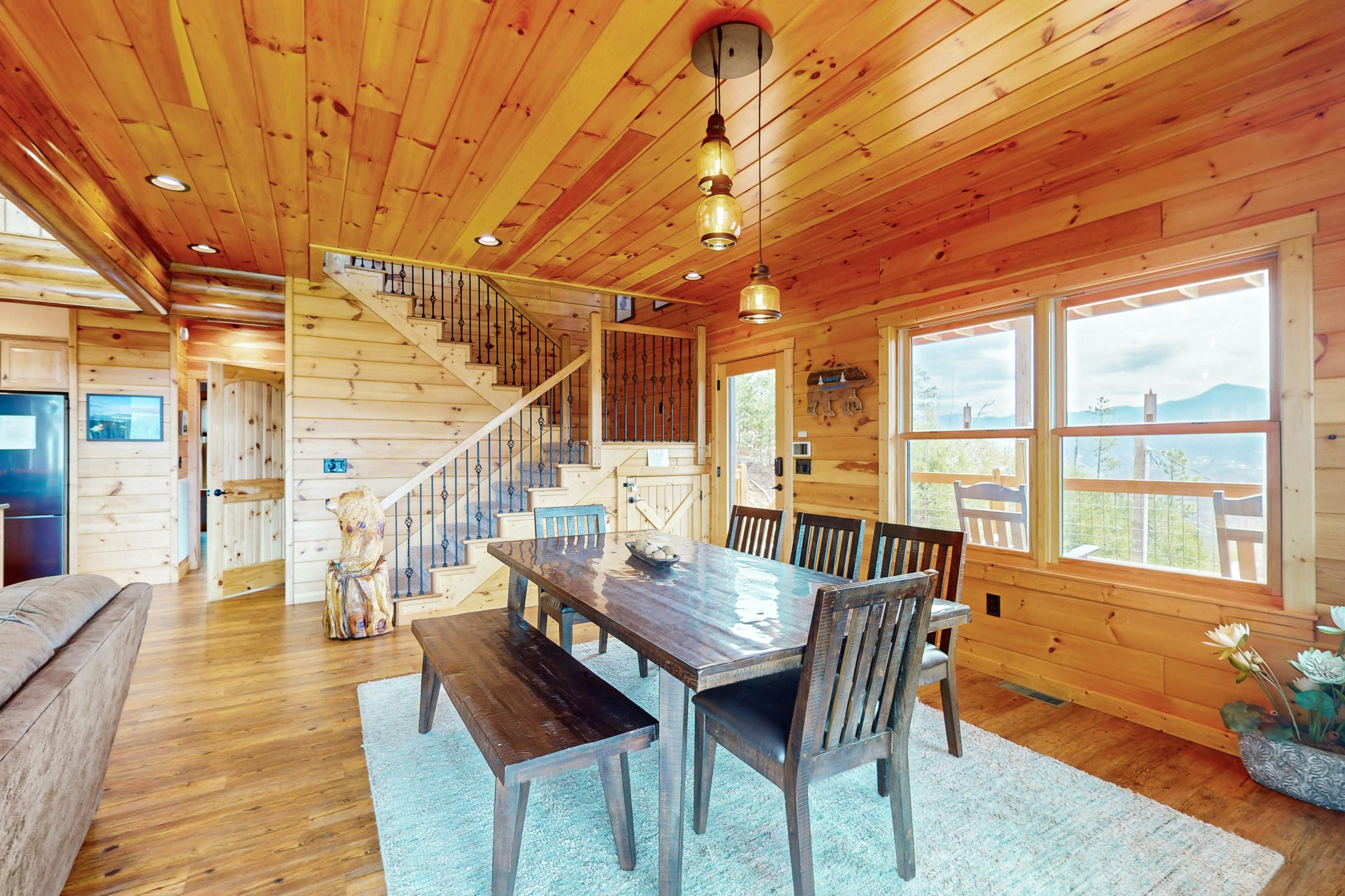 Luxe cabin w/ mtn views, hot tub, home theater + free attraction tickets