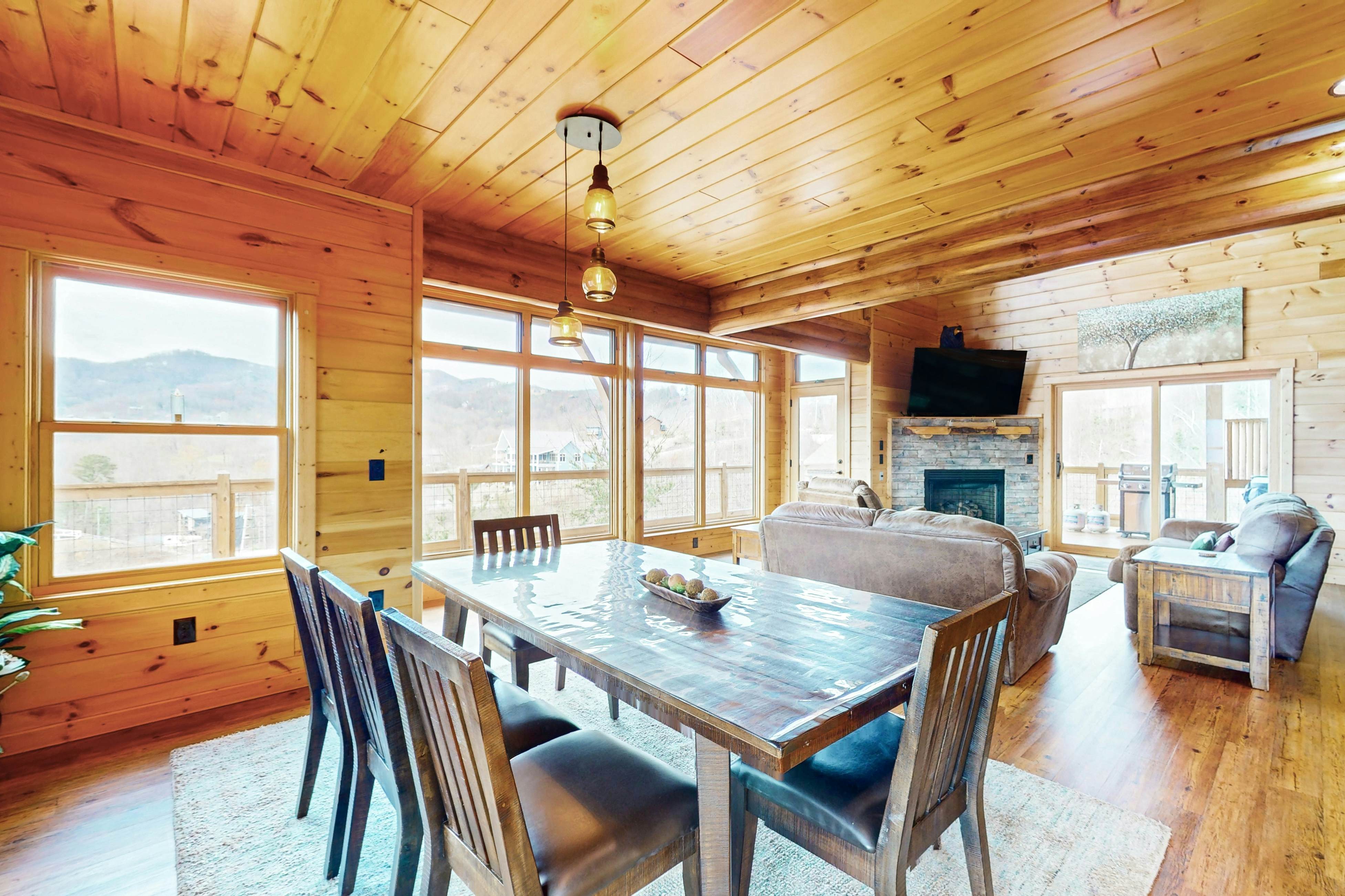 Luxe cabin w/ mtn views, hot tub, home theater + free attraction tickets