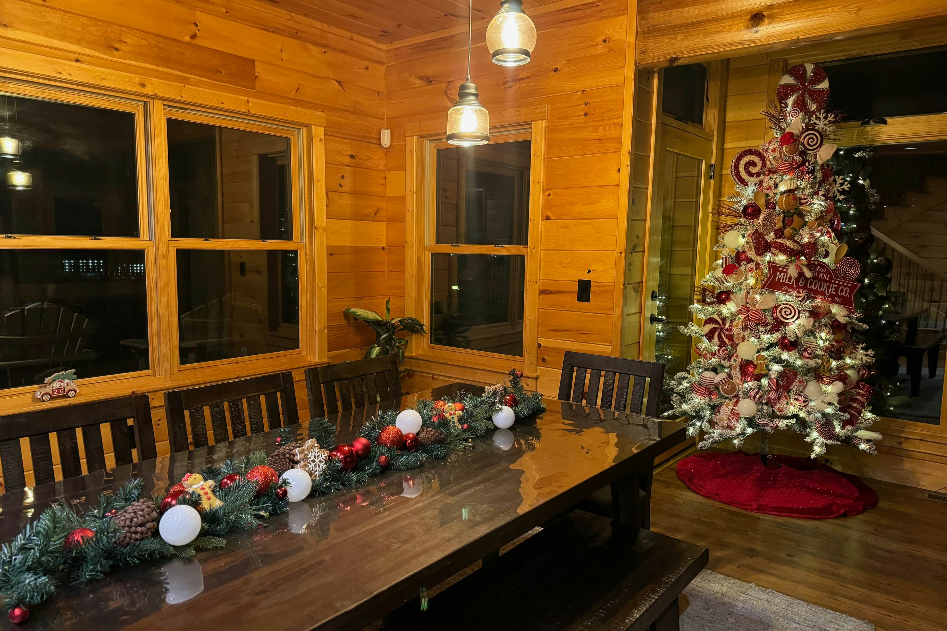 Luxe cabin w/ mtn views, hot tub, home theater + free attraction tickets