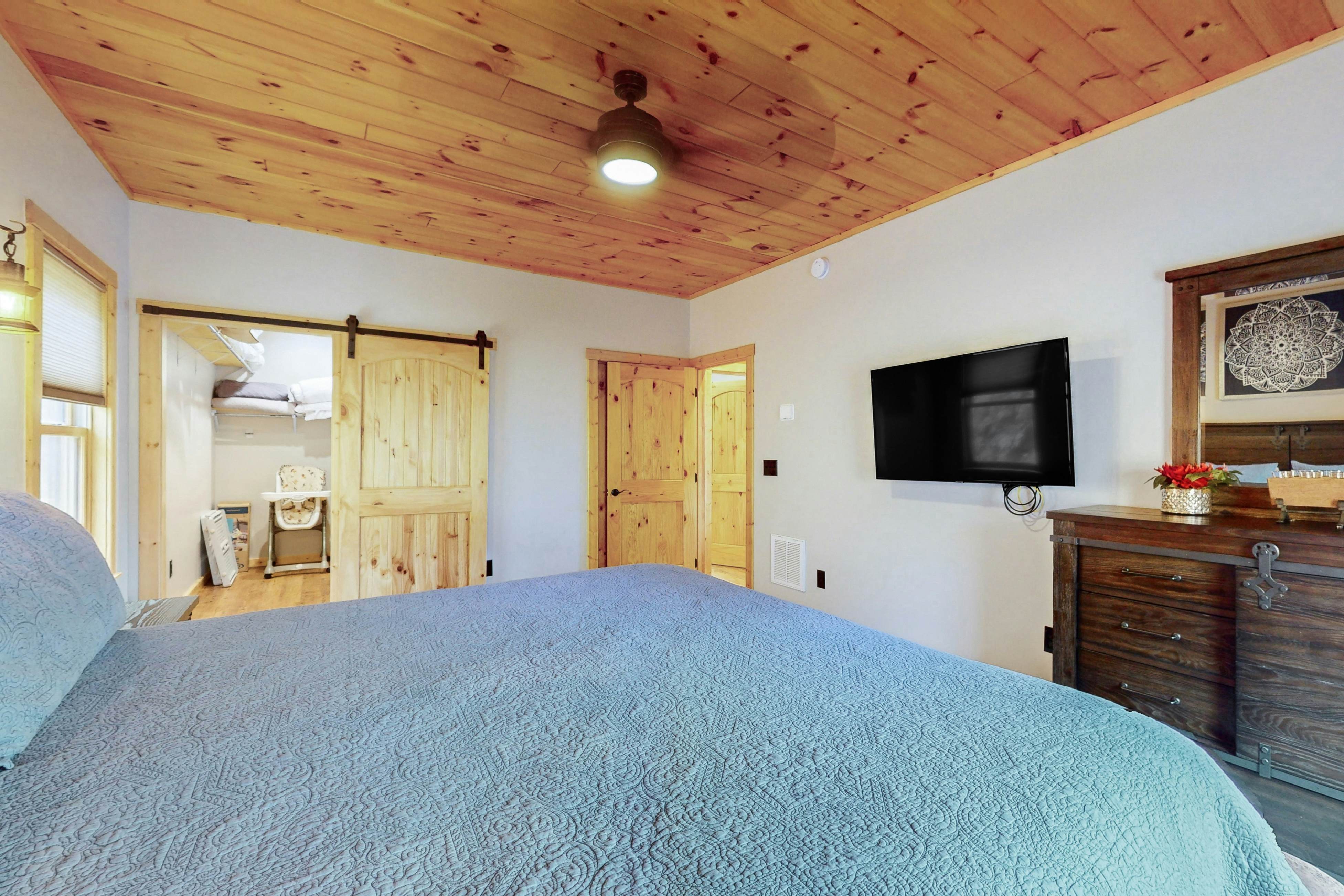 Luxe cabin w/ mtn views, hot tub, home theater + free attraction tickets