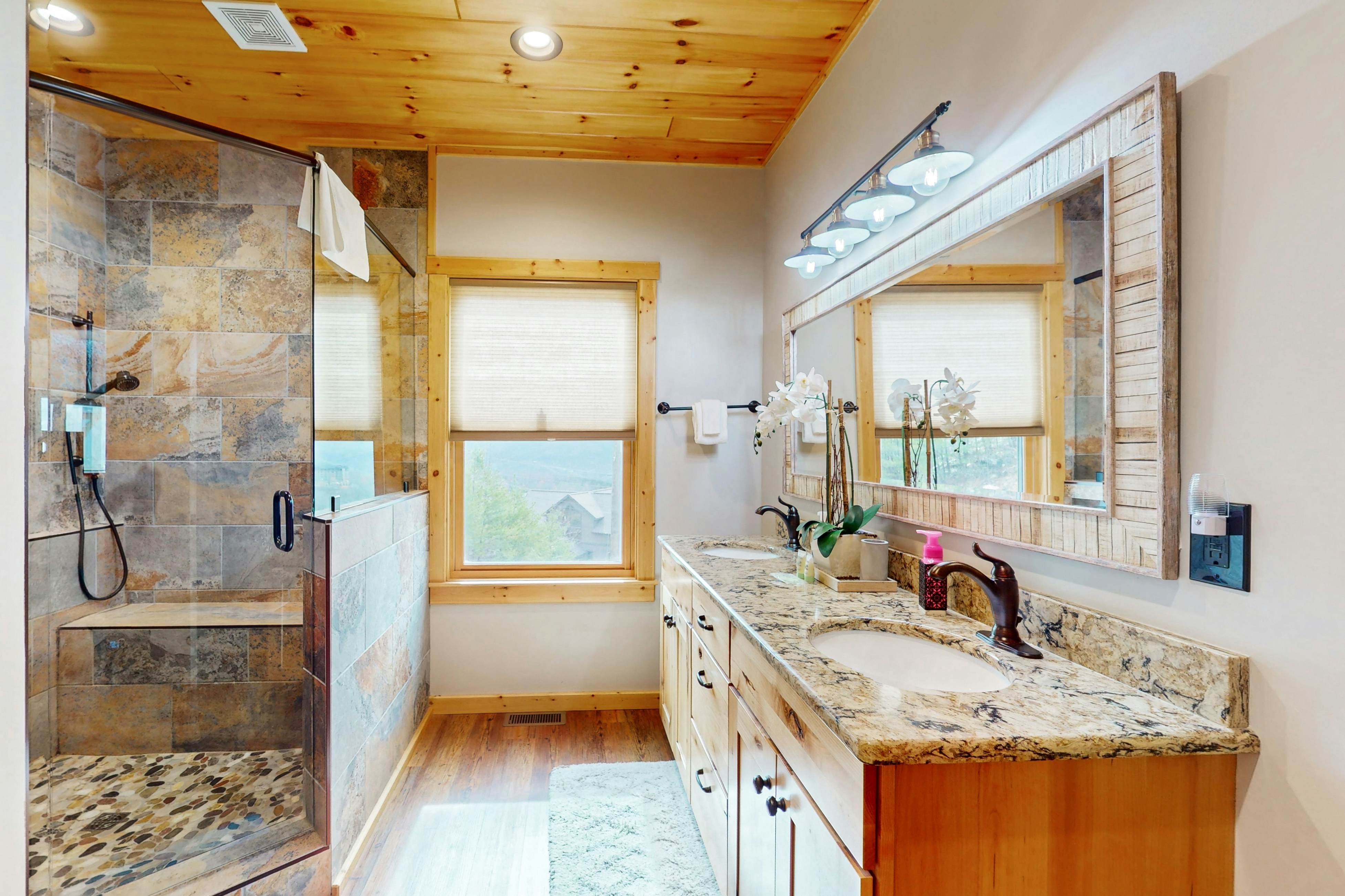 Luxe cabin w/ mtn views, hot tub, home theater + free attraction tickets