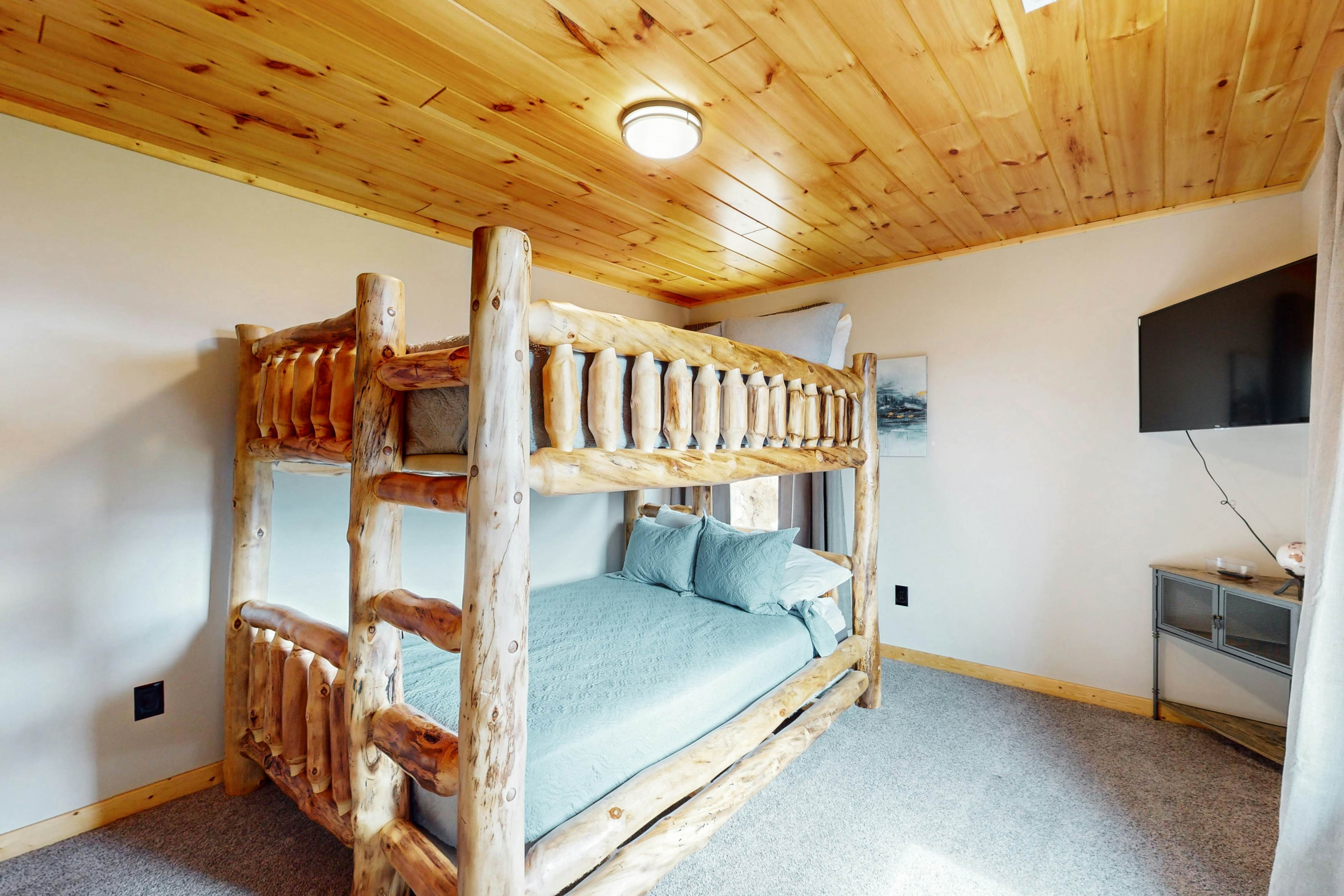 Luxe cabin w/ mtn views, hot tub, home theater + free attraction tickets