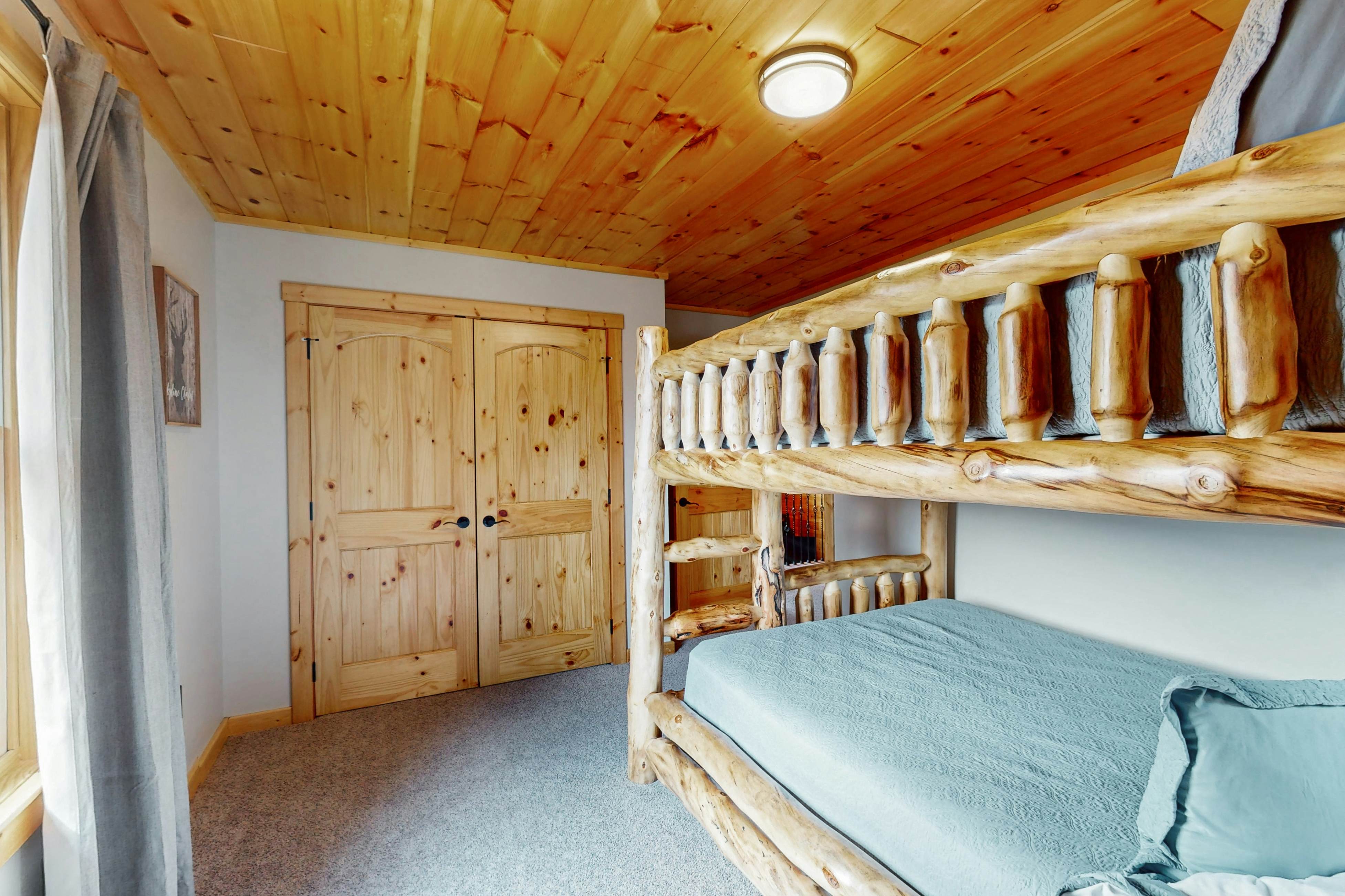 Luxe cabin w/ mtn views, hot tub, home theater + free attraction tickets