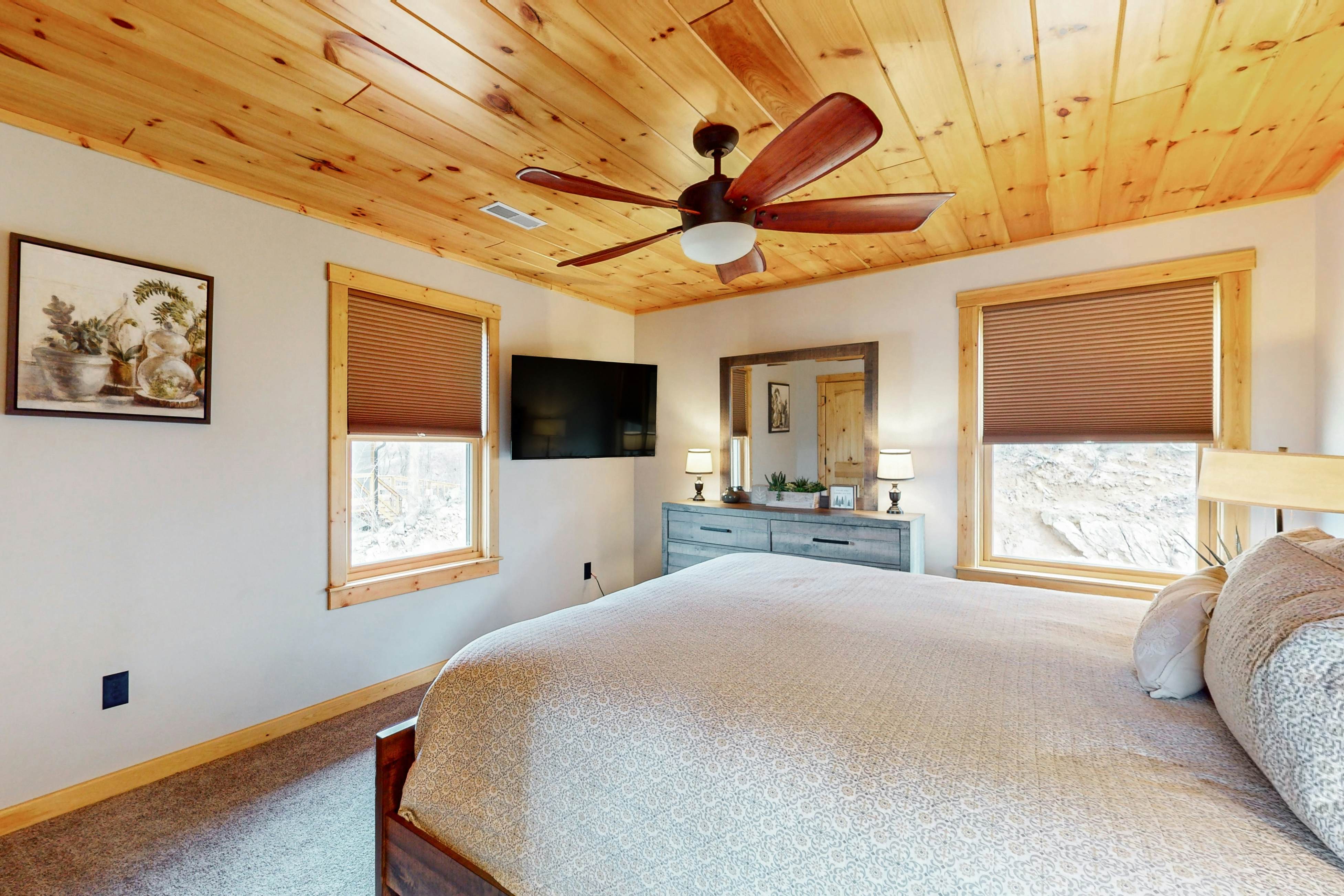 Luxe cabin w/ mtn views, hot tub, home theater + free attraction tickets