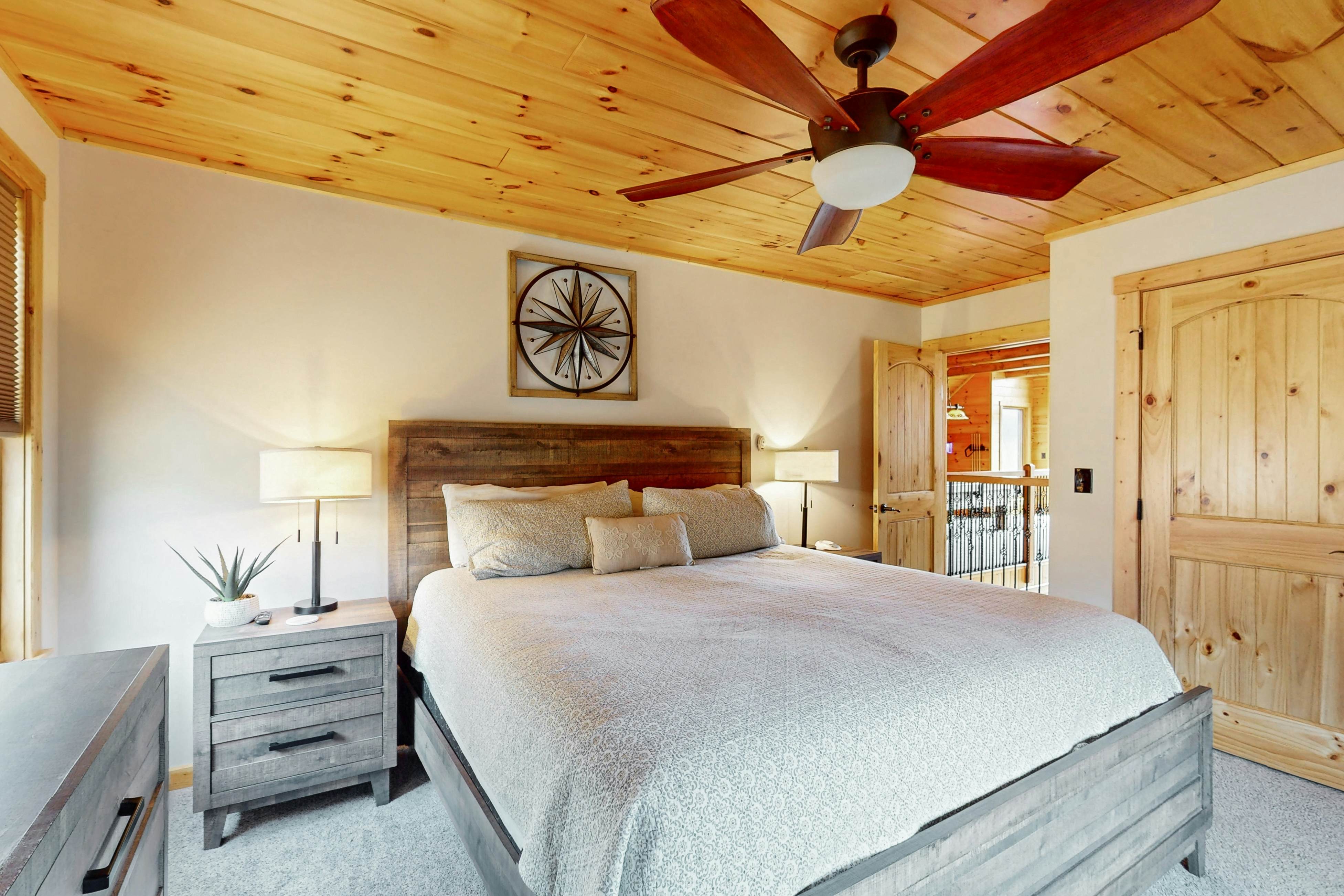 Luxe cabin w/ mtn views, hot tub, home theater + free attraction tickets