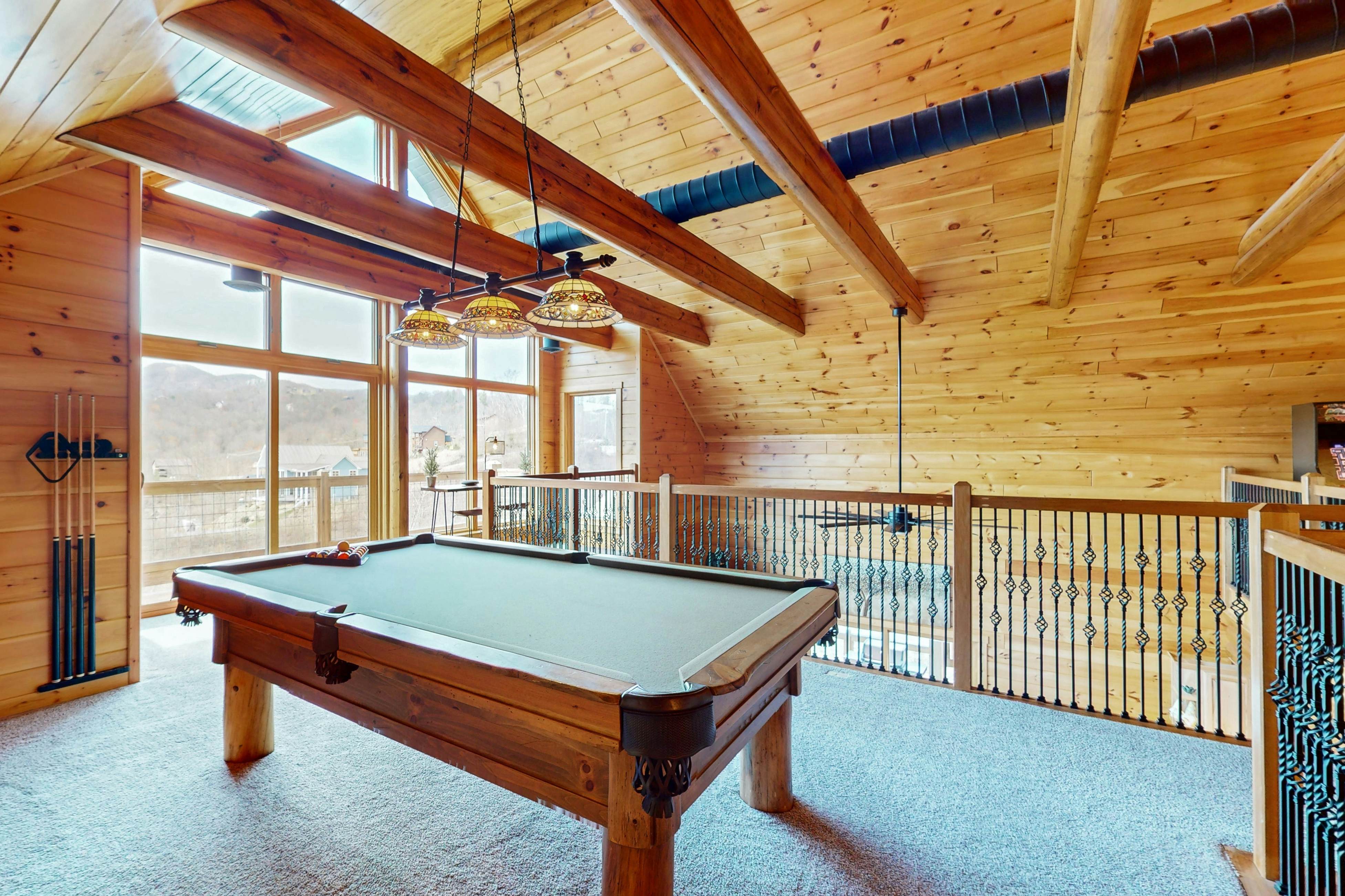Luxe cabin w/ mtn views, hot tub, home theater + free attraction tickets