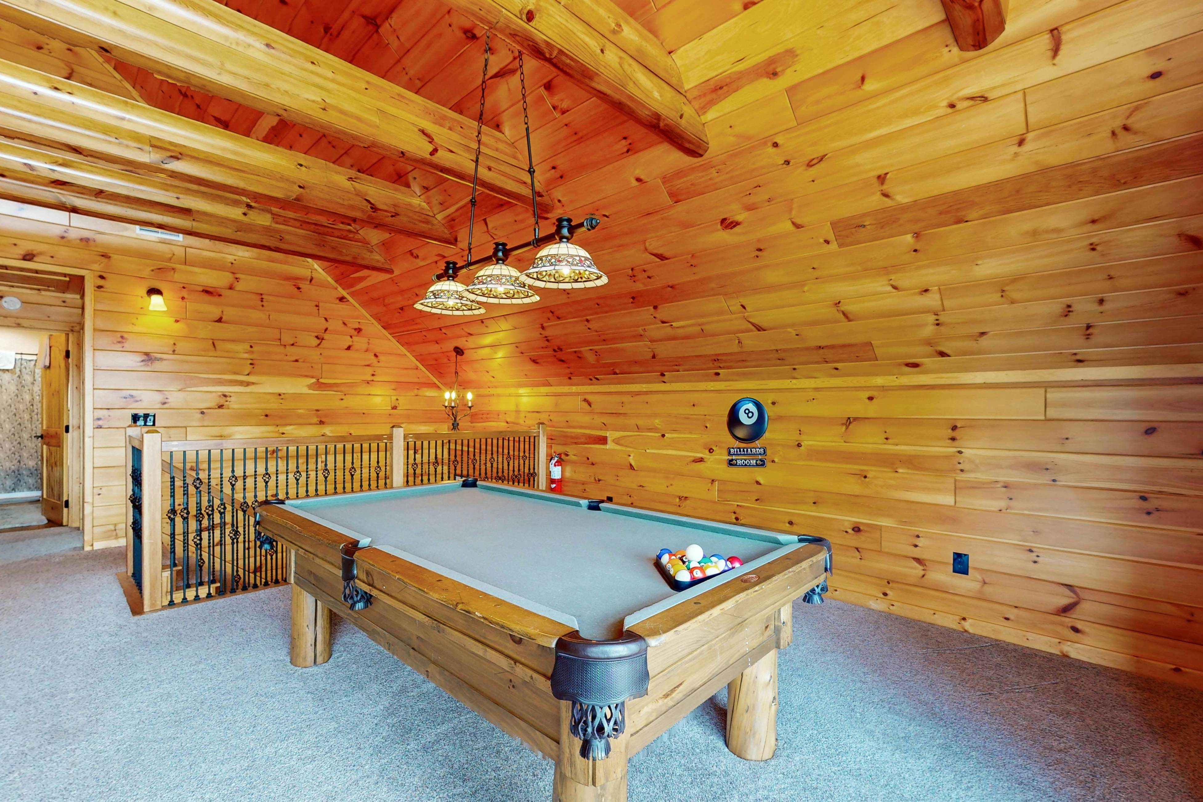 Luxe cabin w/ mtn views, hot tub, home theater + free attraction tickets