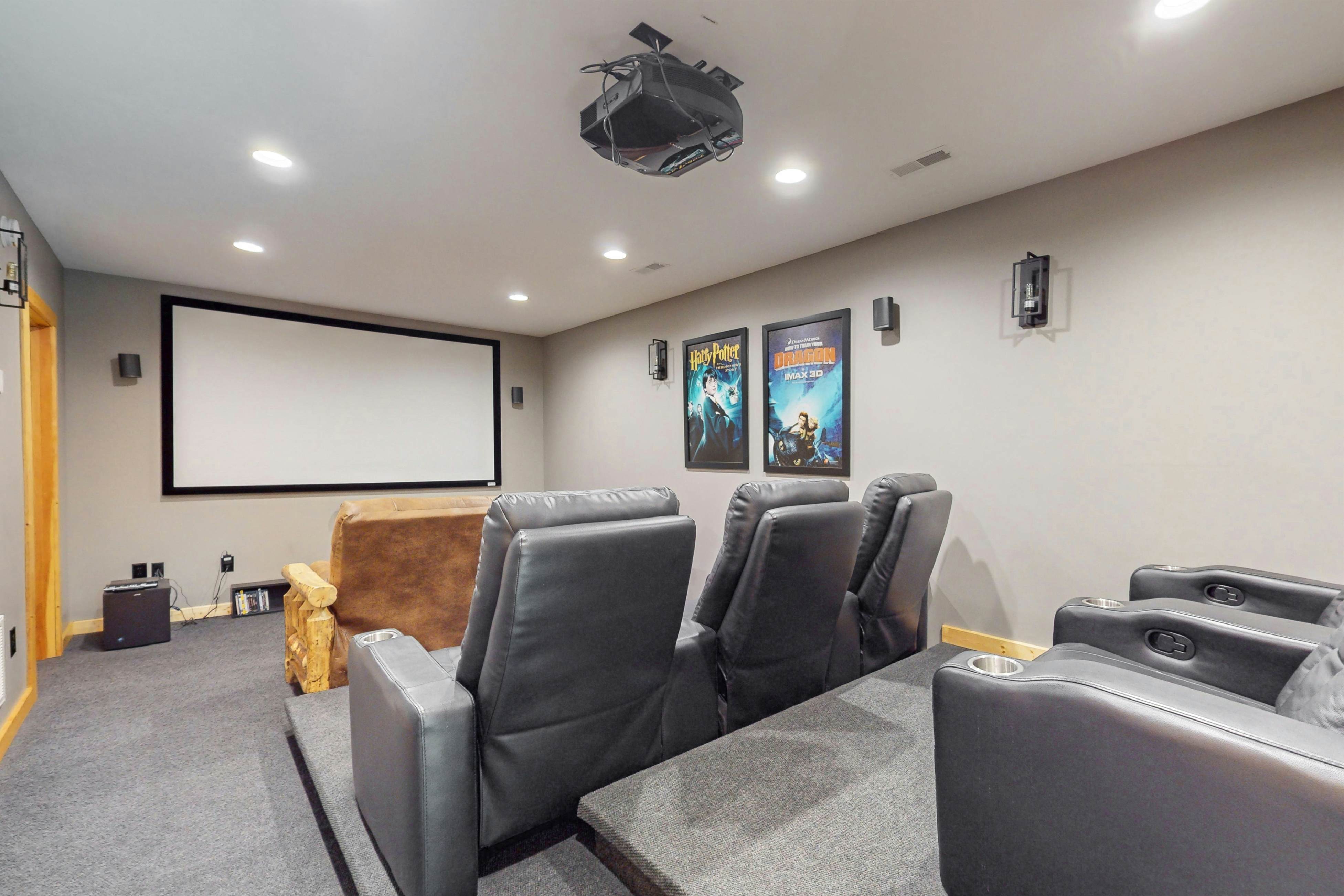 Luxe cabin w/ mtn views, hot tub, home theater + free attraction tickets