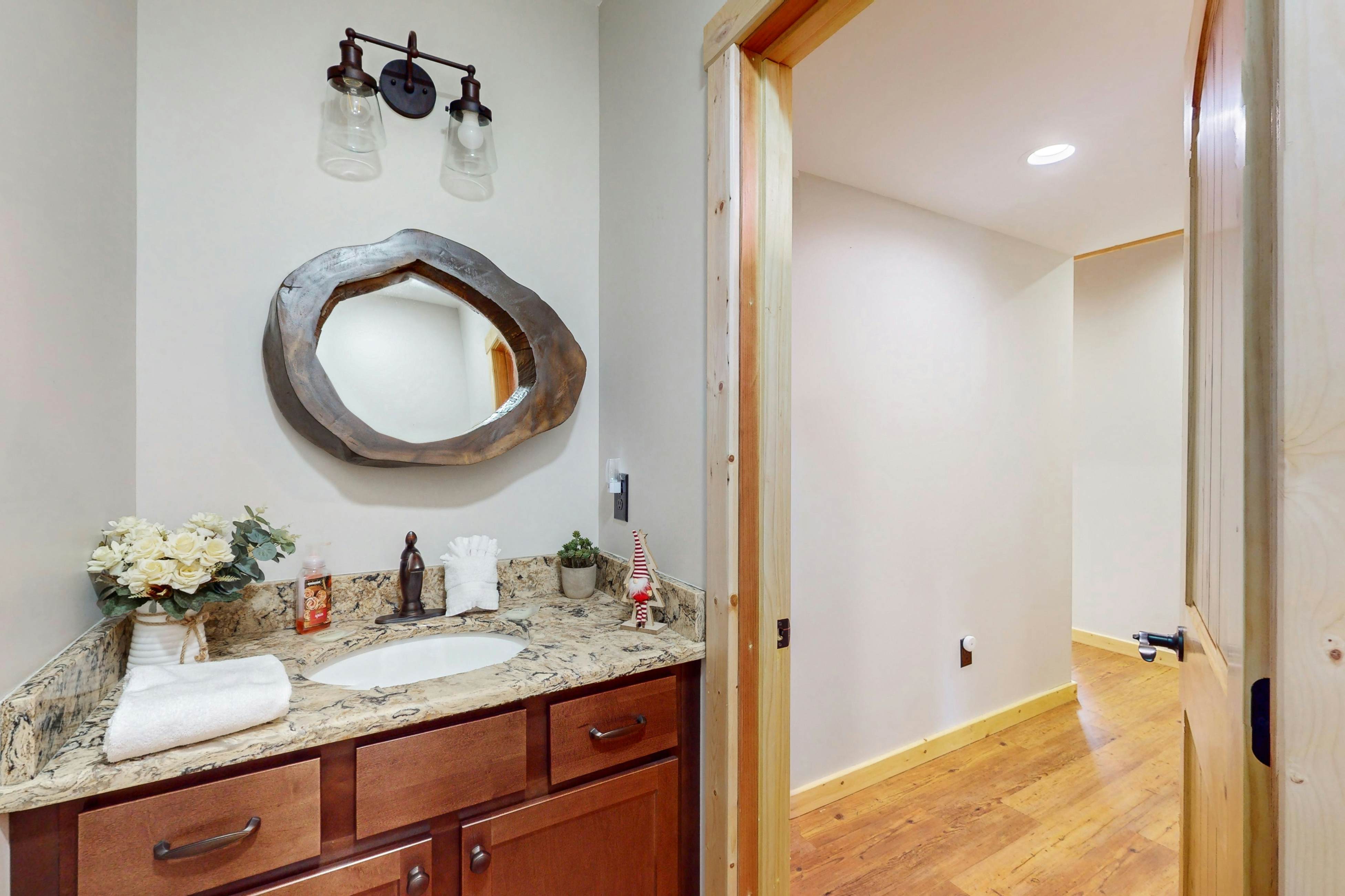 Luxe cabin w/ mtn views, hot tub, home theater + free attraction tickets