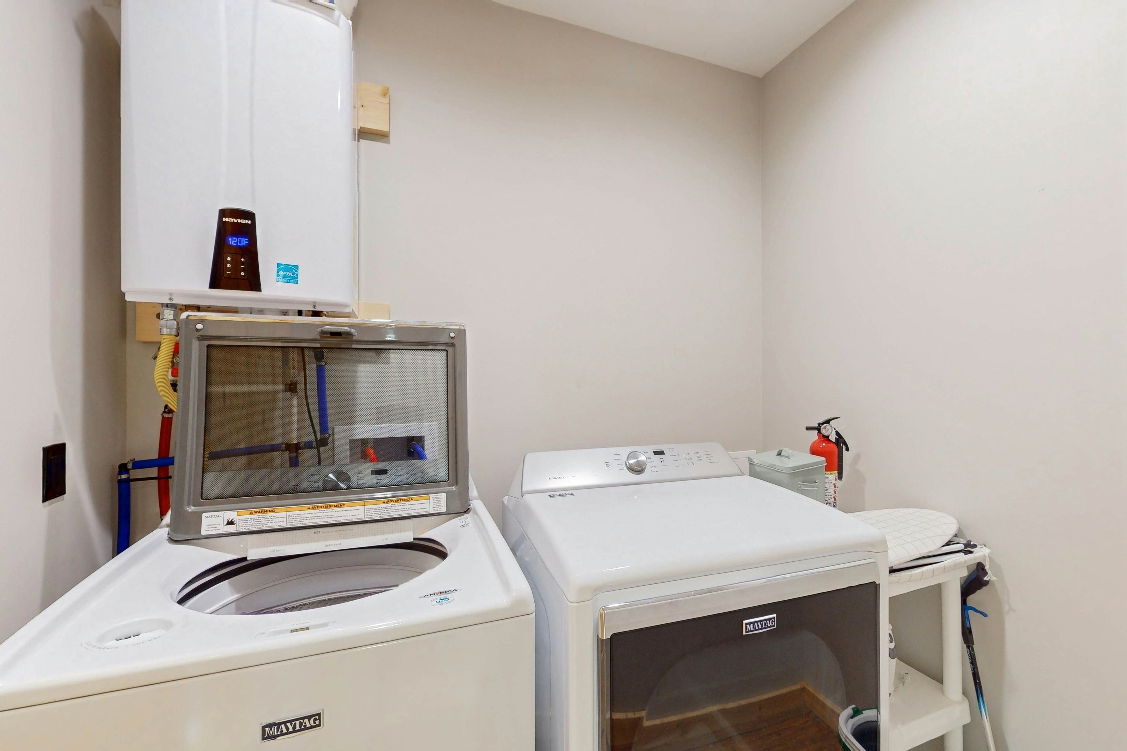 Luxe cabin w/ mtn views, hot tub, home theater + free attraction tickets