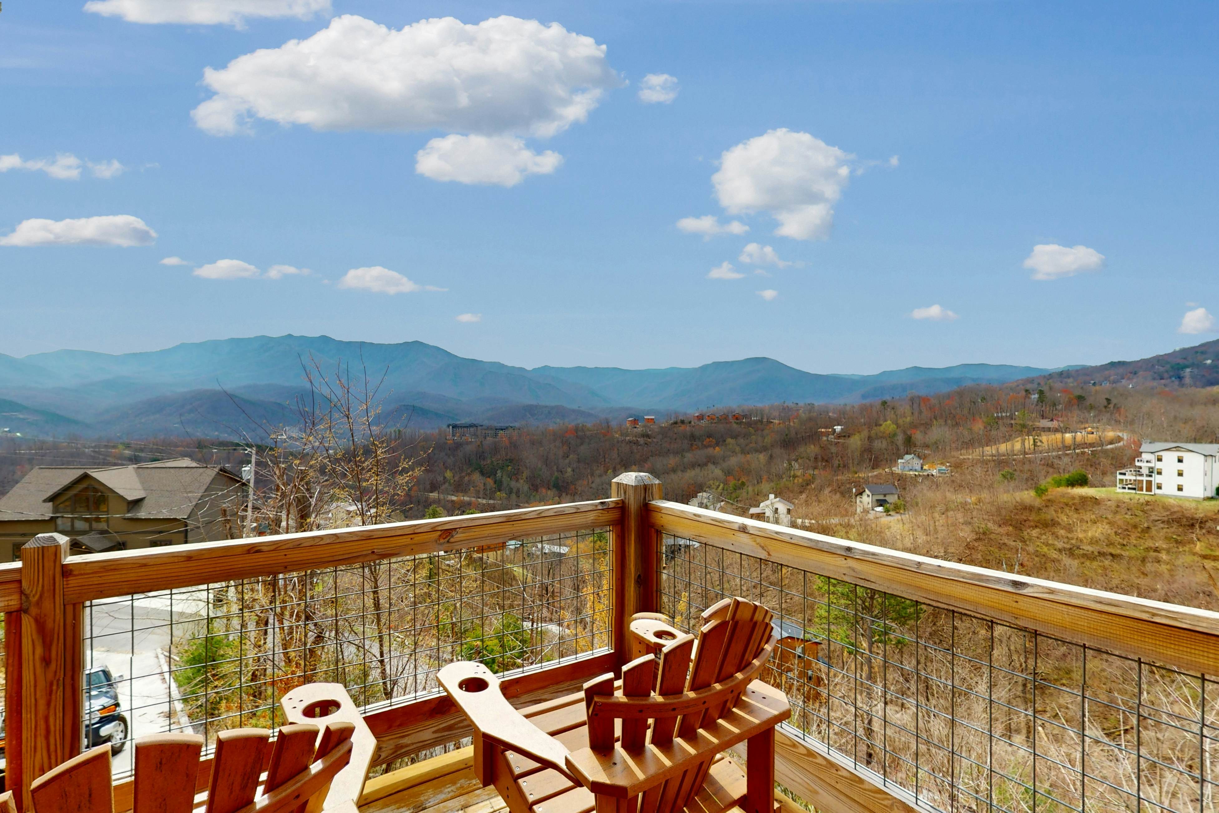 Luxe cabin w/ mtn views, hot tub, home theater + free attraction tickets