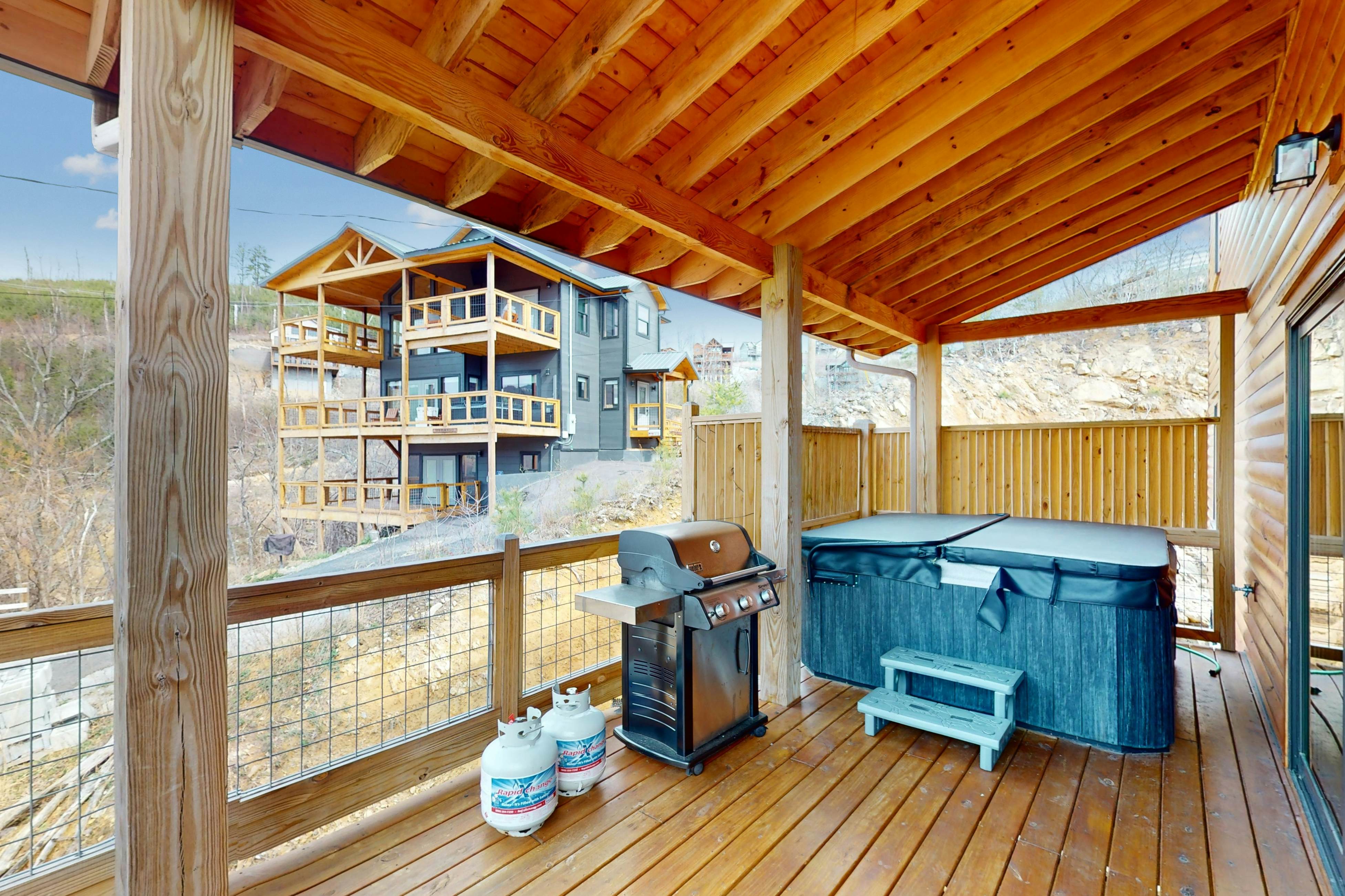 Luxe cabin w/ mtn views, hot tub, home theater + free attraction tickets