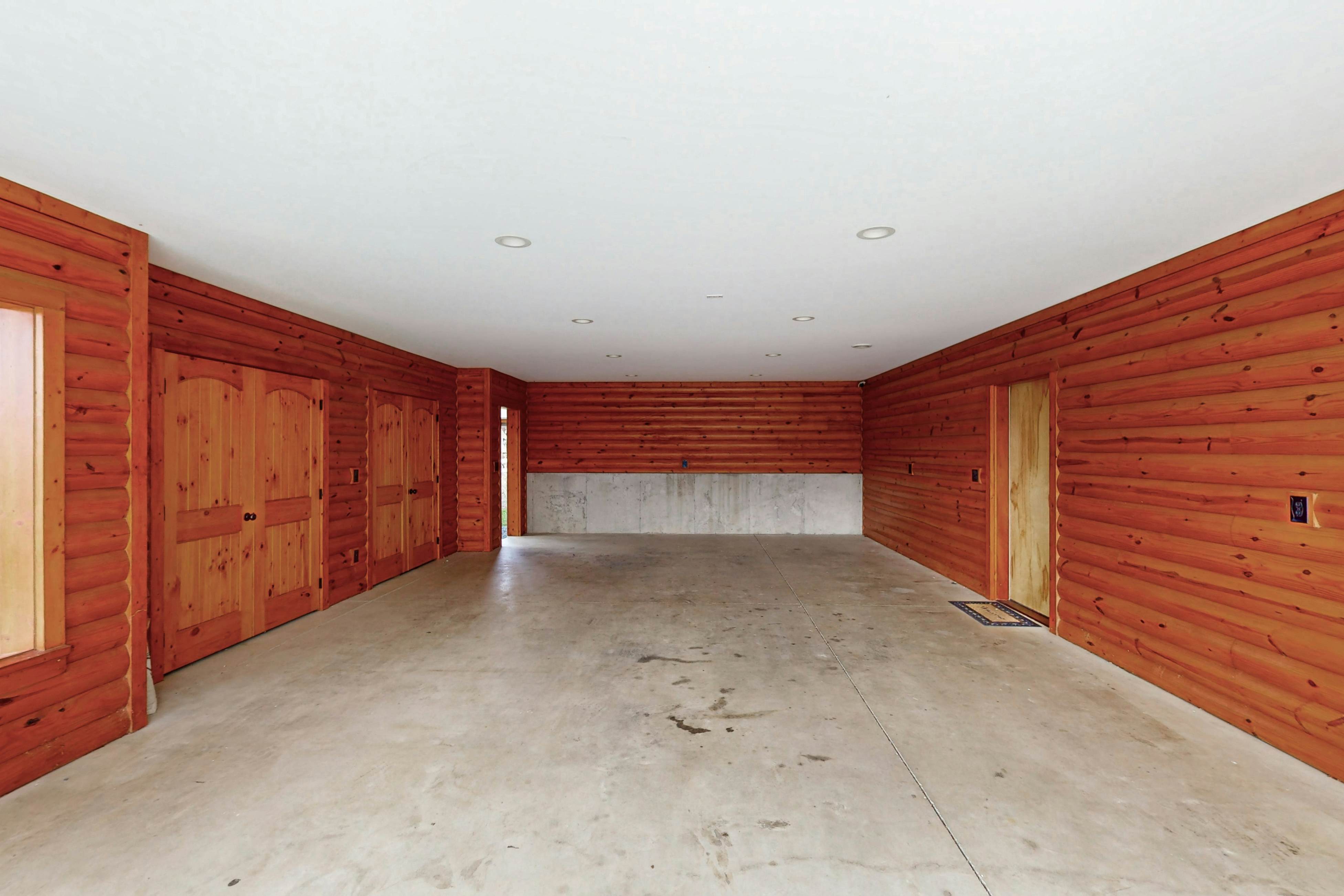 Luxe cabin w/ mtn views, hot tub, home theater + free attraction tickets