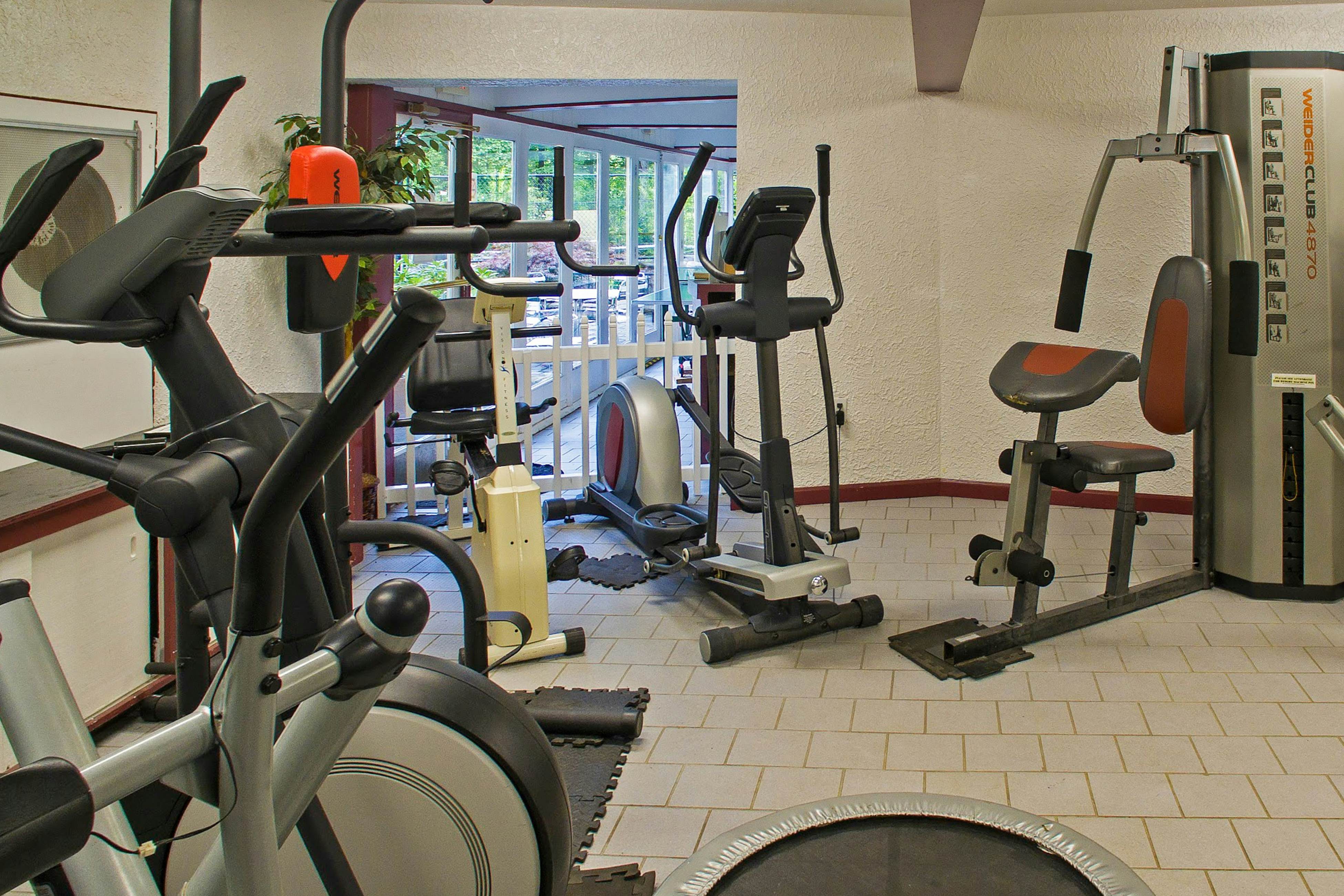 Luxe cabin w/ mtn views, hot tub, home theater + free attraction tickets