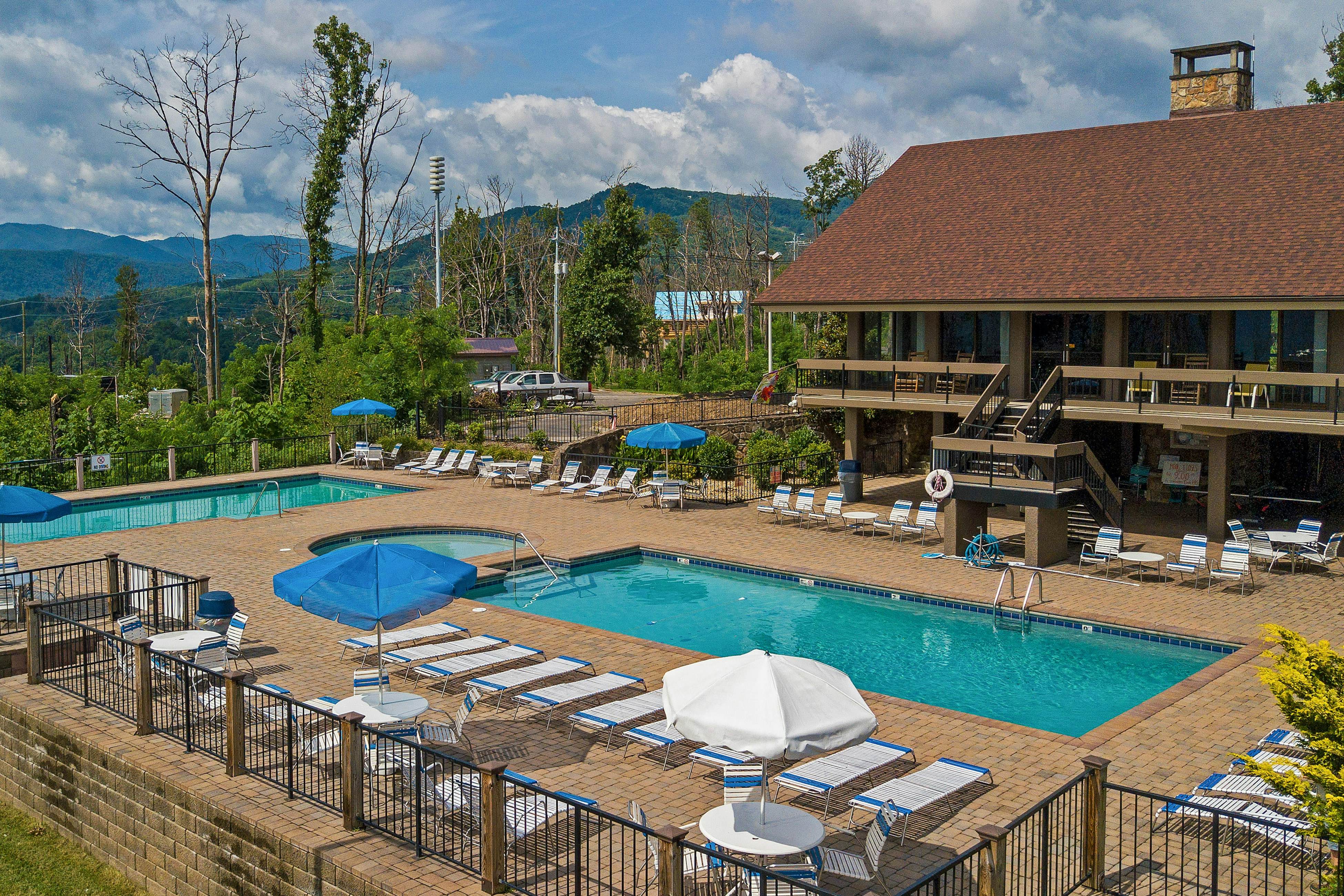 Luxe cabin w/ mtn views, hot tub, home theater + free attraction tickets