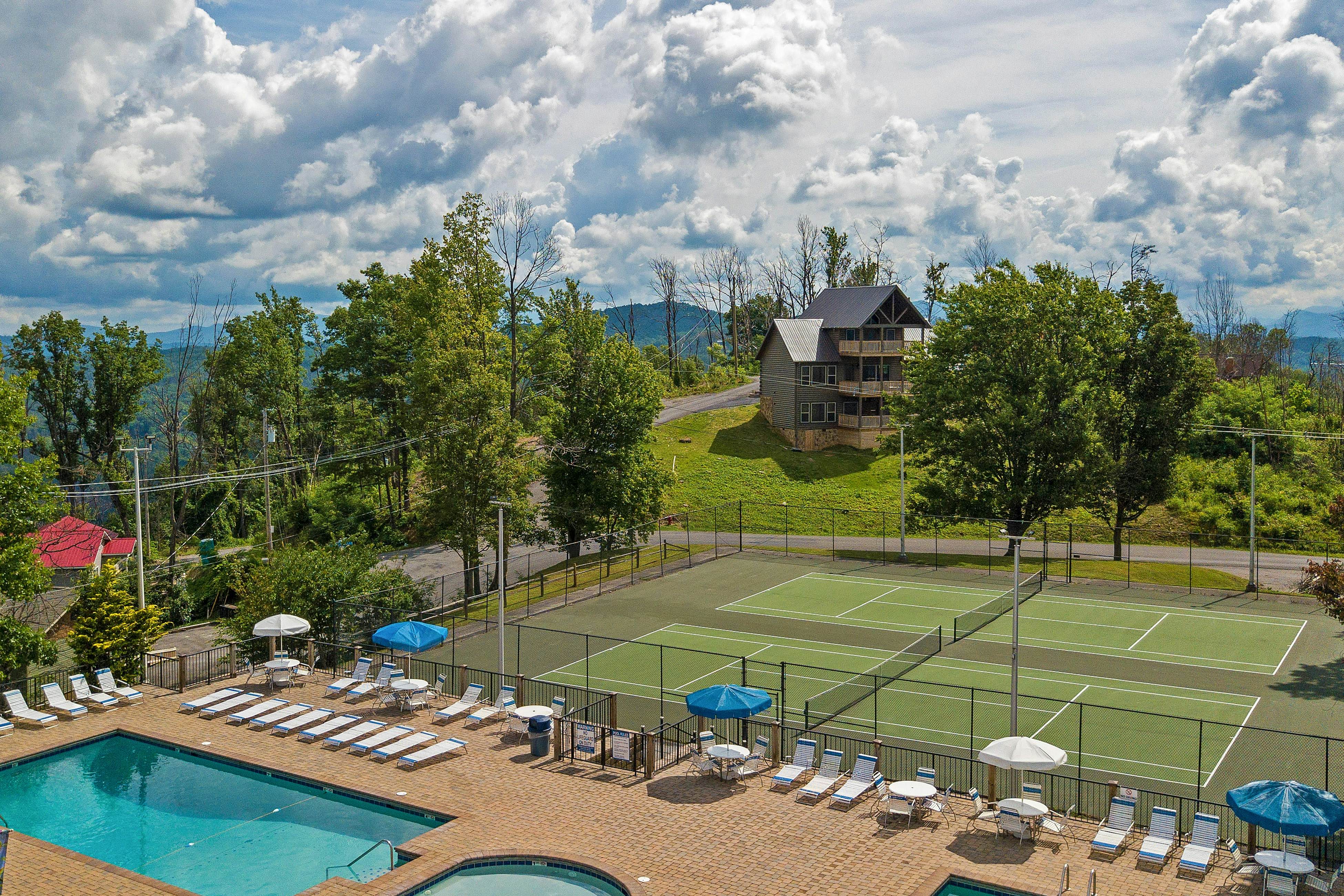 Luxe cabin w/ mtn views, hot tub, home theater + free attraction tickets