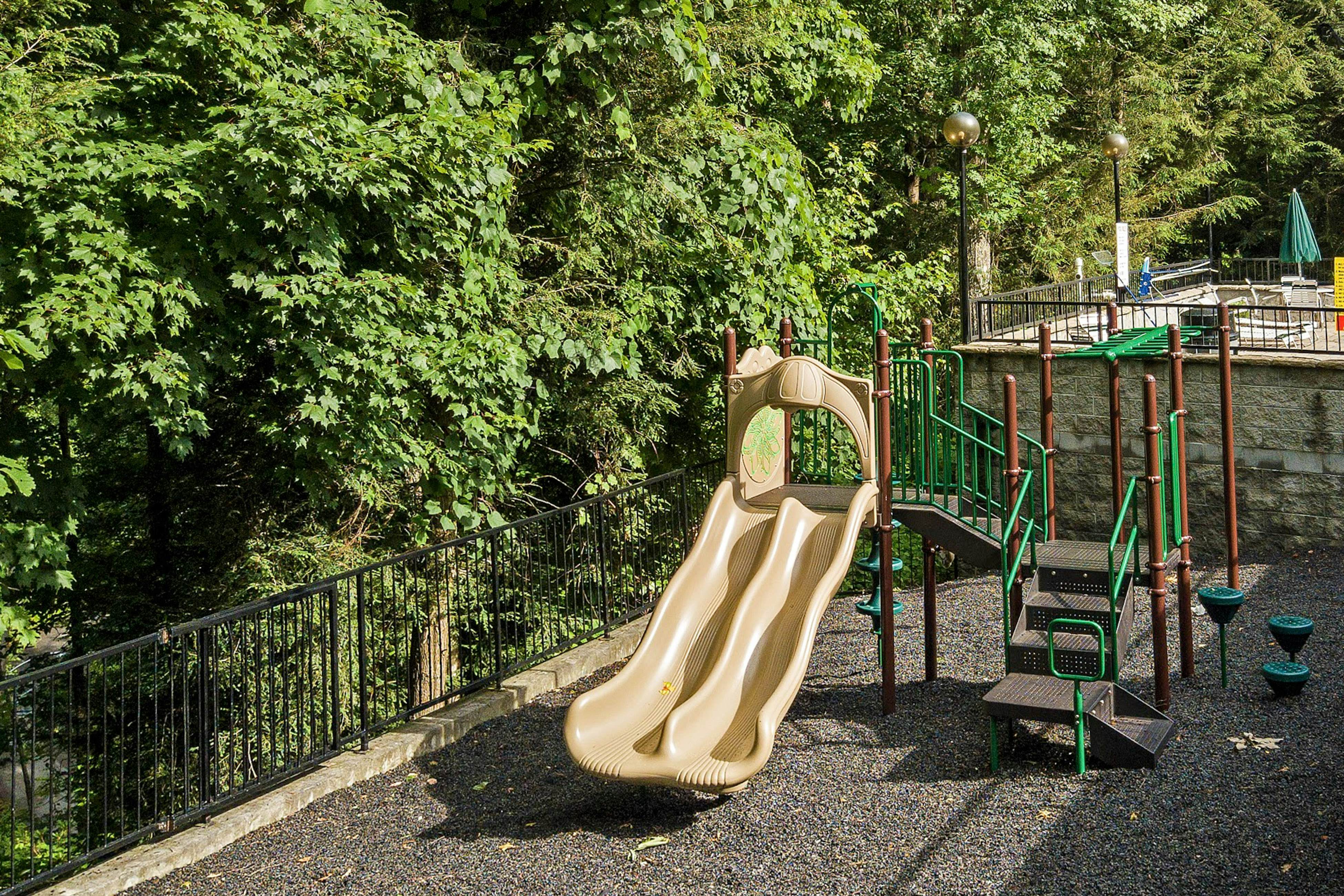 Luxe cabin w/ mtn views, hot tub, home theater + free attraction tickets