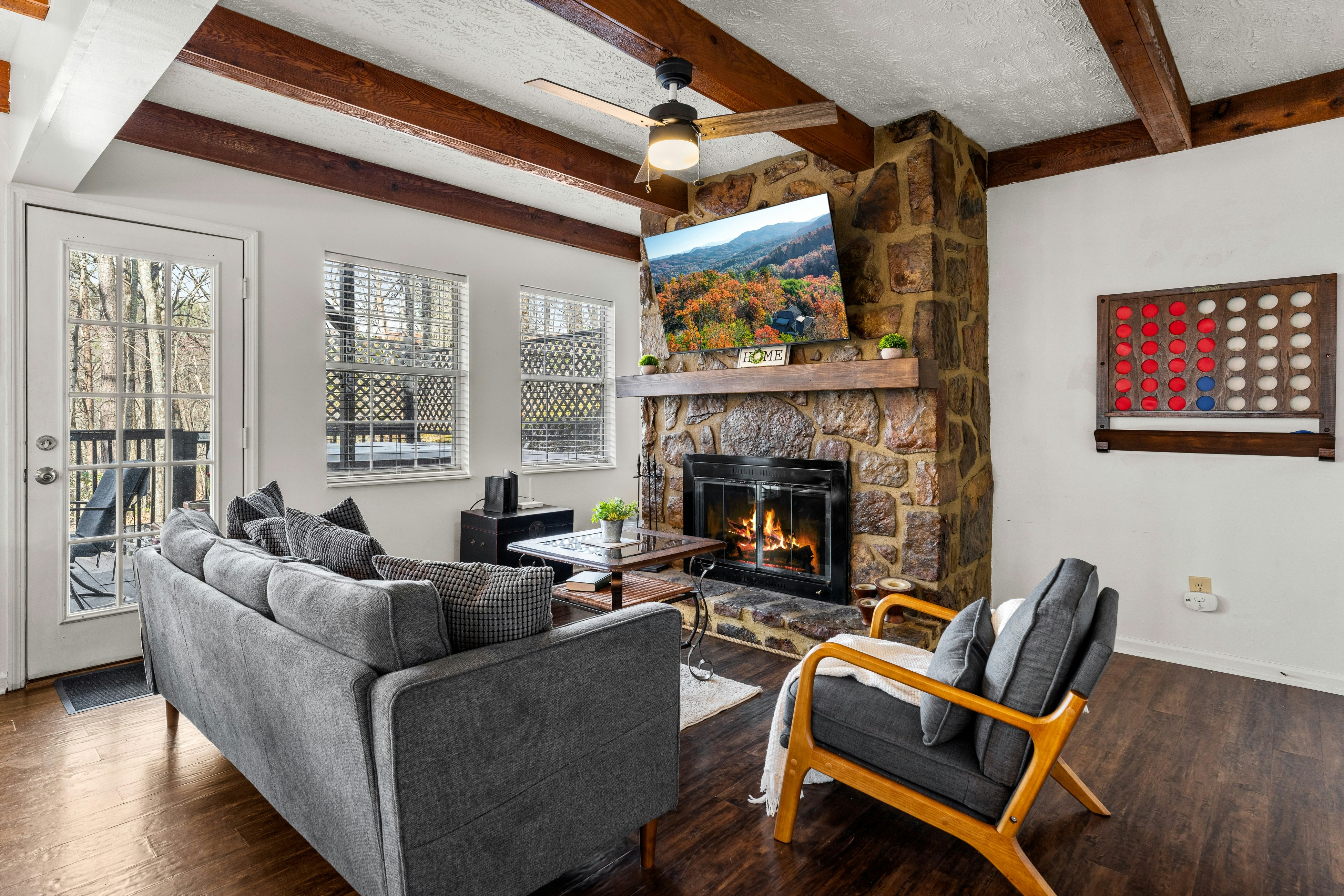 Luxe Cabin W Game Room, Sleeps 8・Clubhouse Access