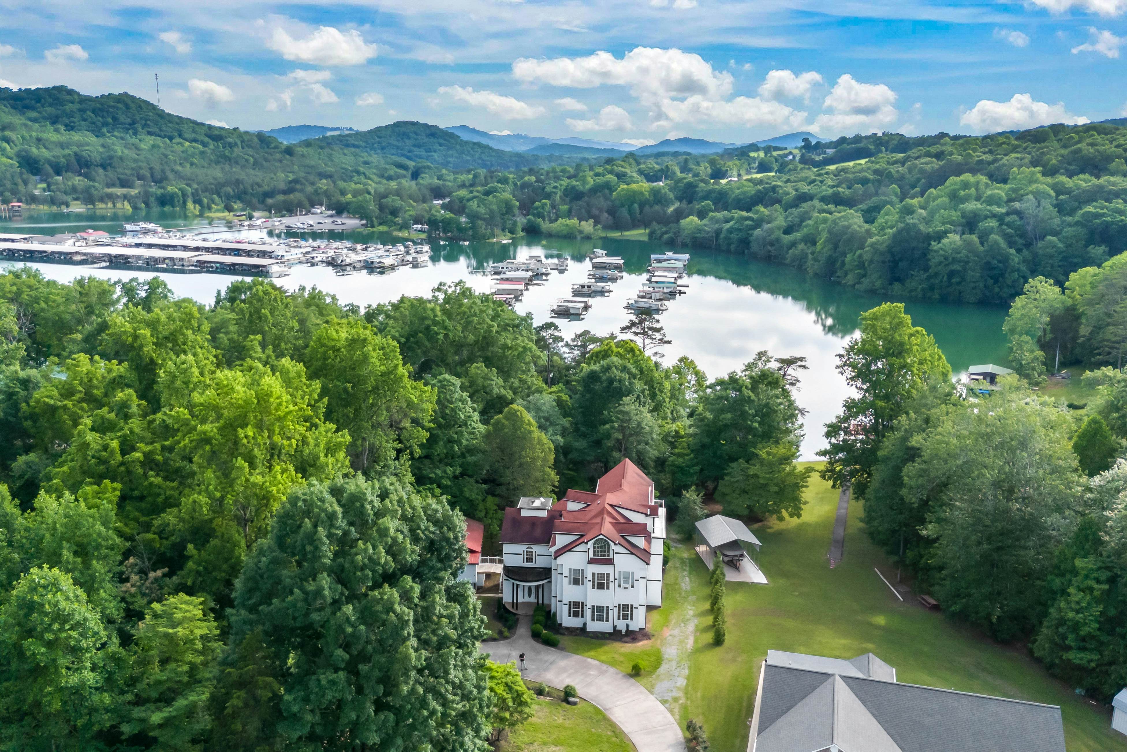 Custom Norris Lake home in no-wake zone w/ hot tub & two kitchens - dog-friendly