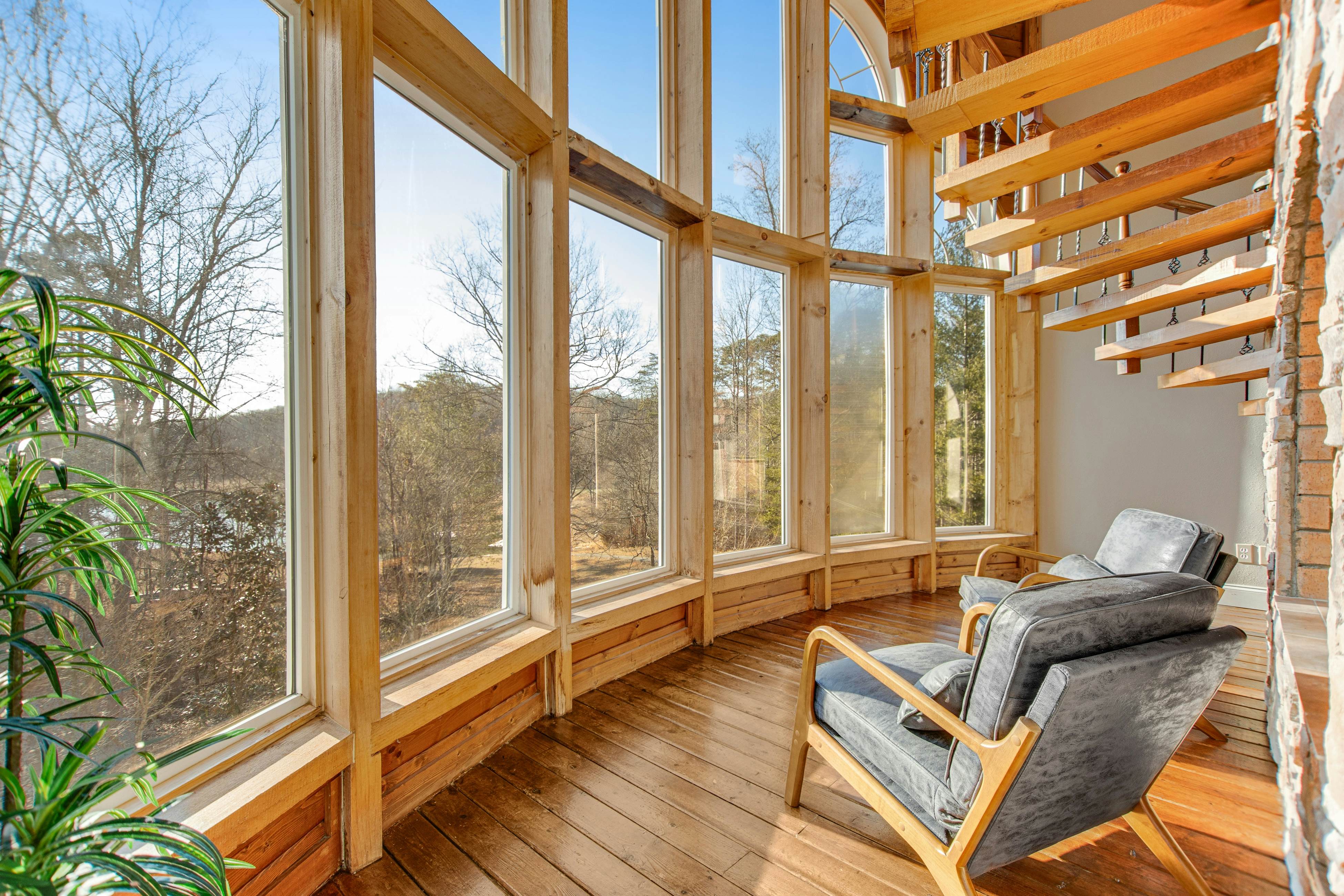 Custom Norris Lake home in no-wake zone w/ hot tub & two kitchens - dog-friendly