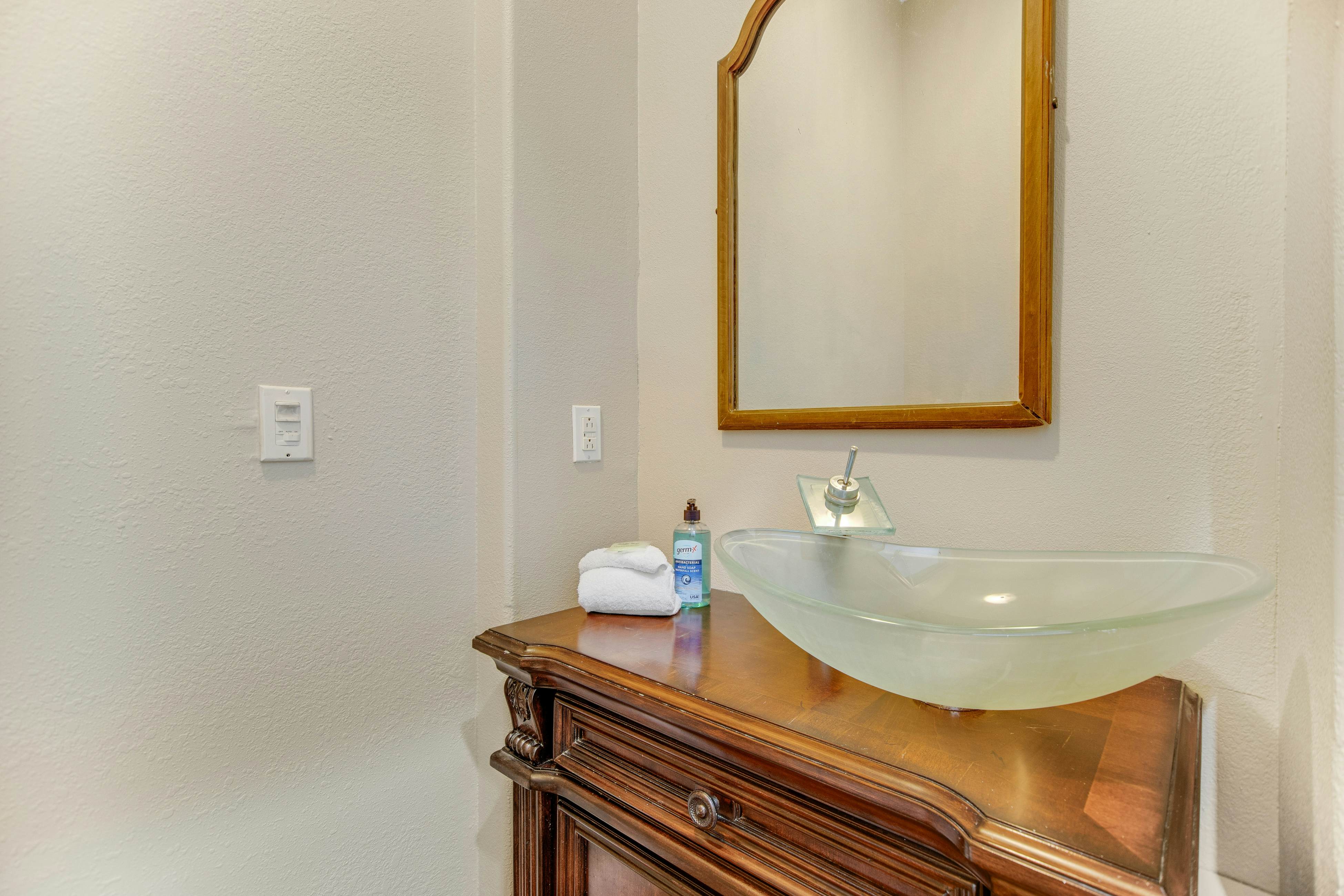 Custom Norris Lake home in no-wake zone w/ hot tub & two kitchens - dog-friendly