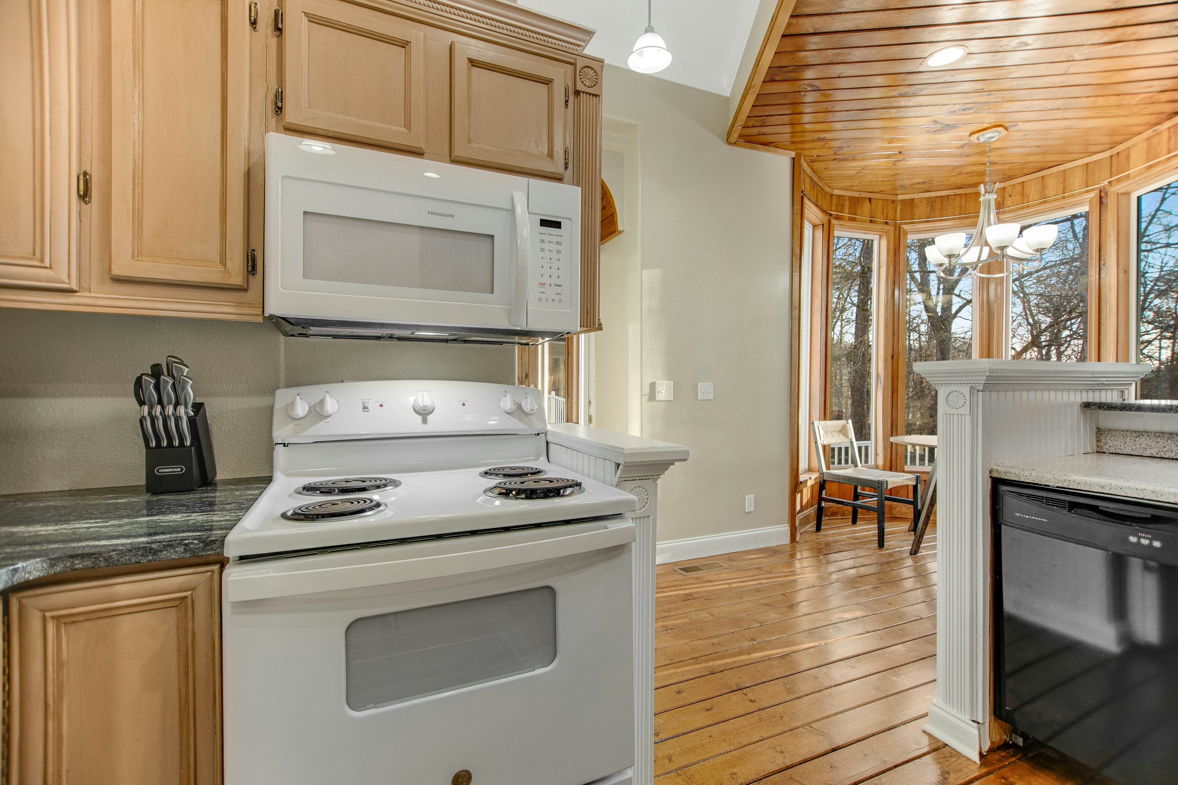 Custom Norris Lake home in no-wake zone w/ hot tub & two kitchens - dog-friendly
