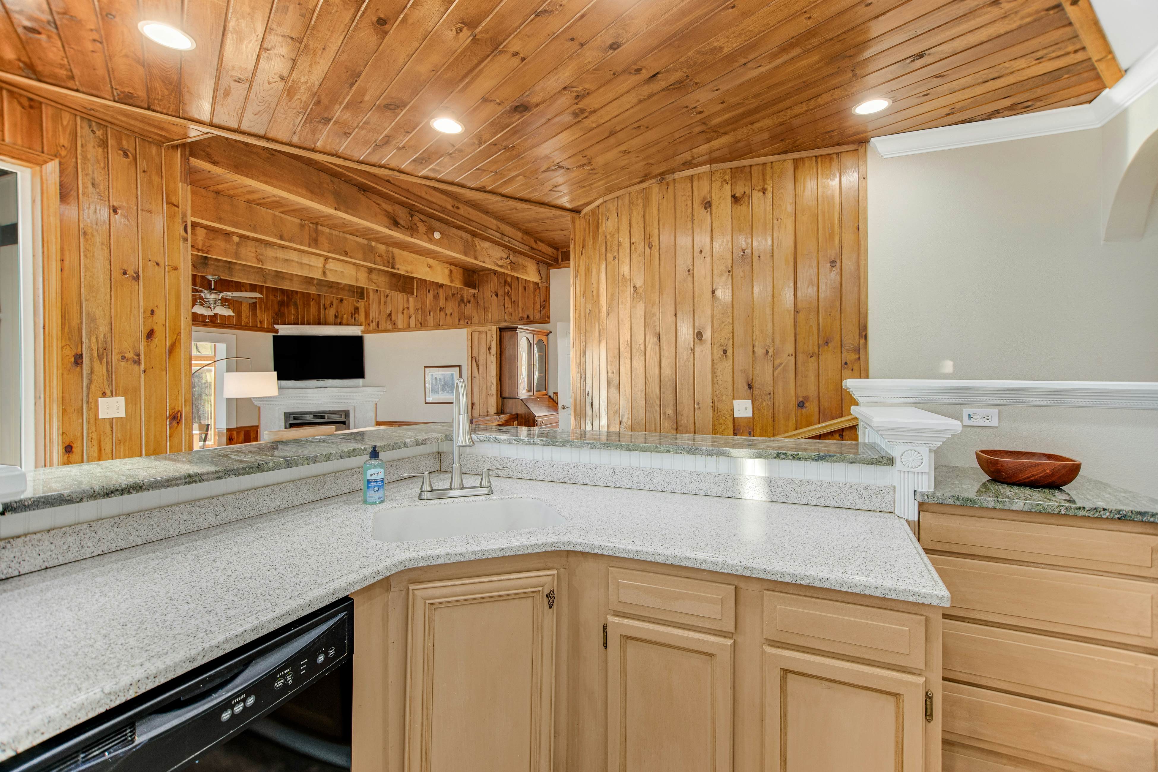 Custom Norris Lake home in no-wake zone w/ hot tub & two kitchens - dog-friendly