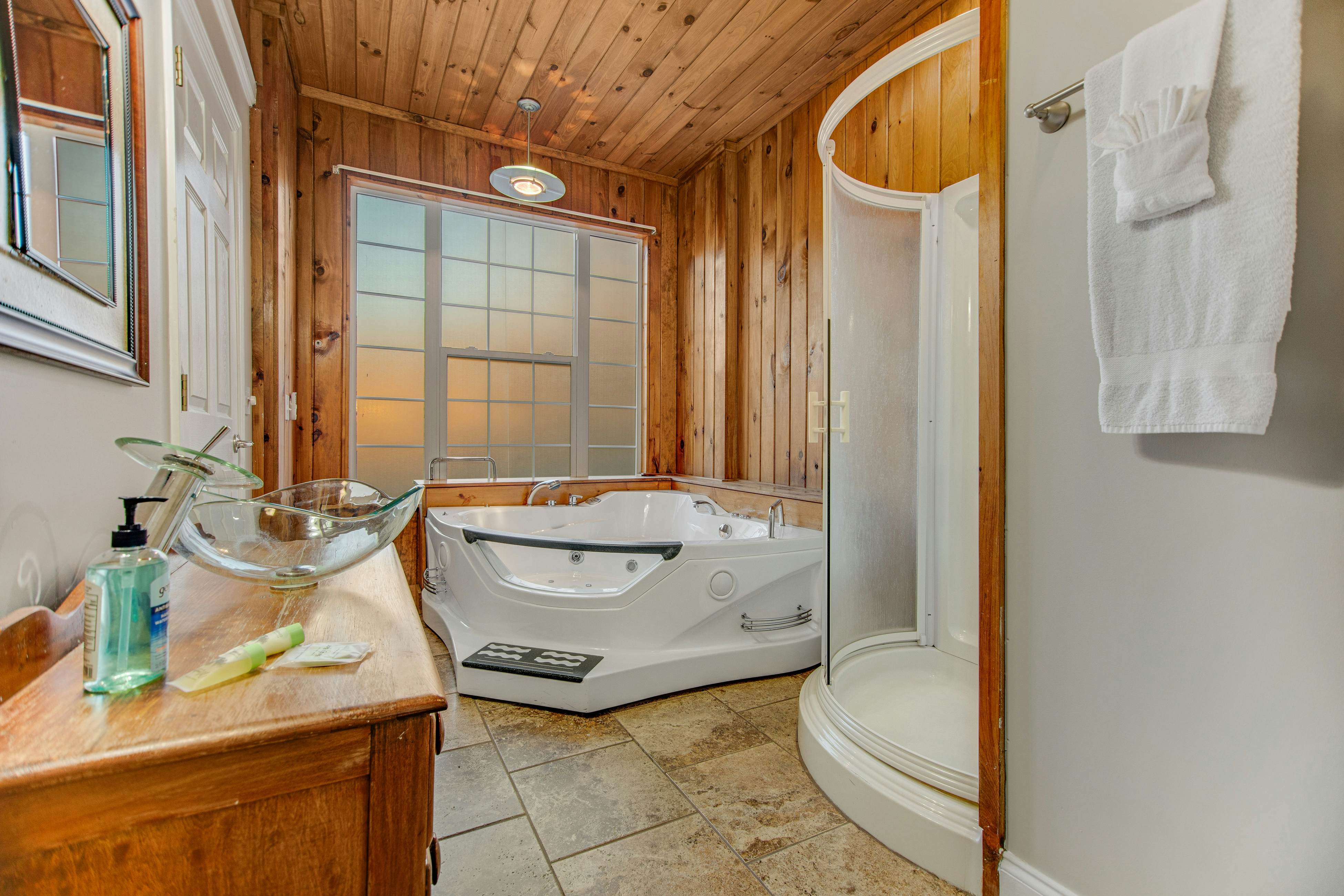 Custom Norris Lake home in no-wake zone w/ hot tub & two kitchens - dog-friendly