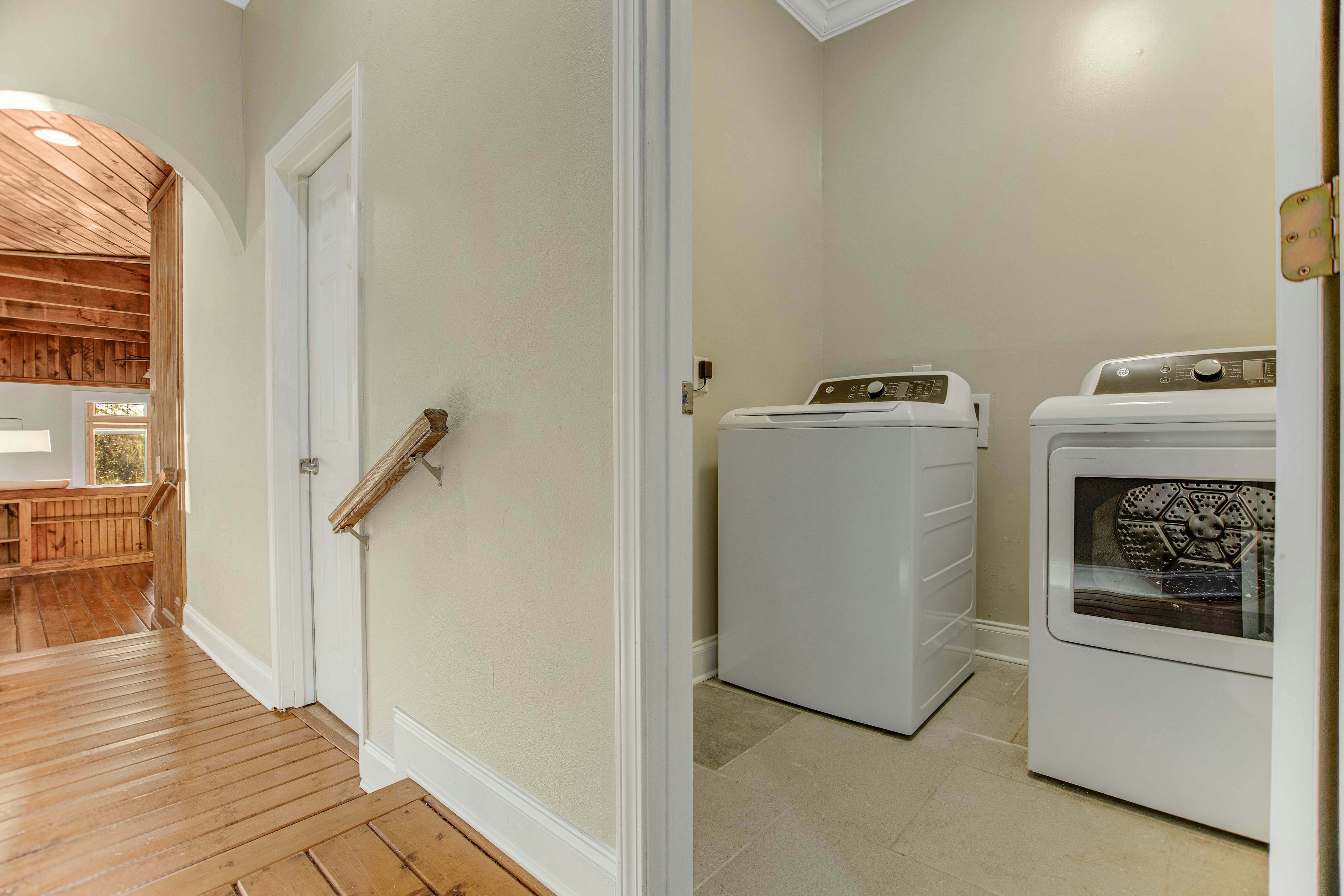 Custom Norris Lake home in no-wake zone w/ hot tub & two kitchens - dog-friendly