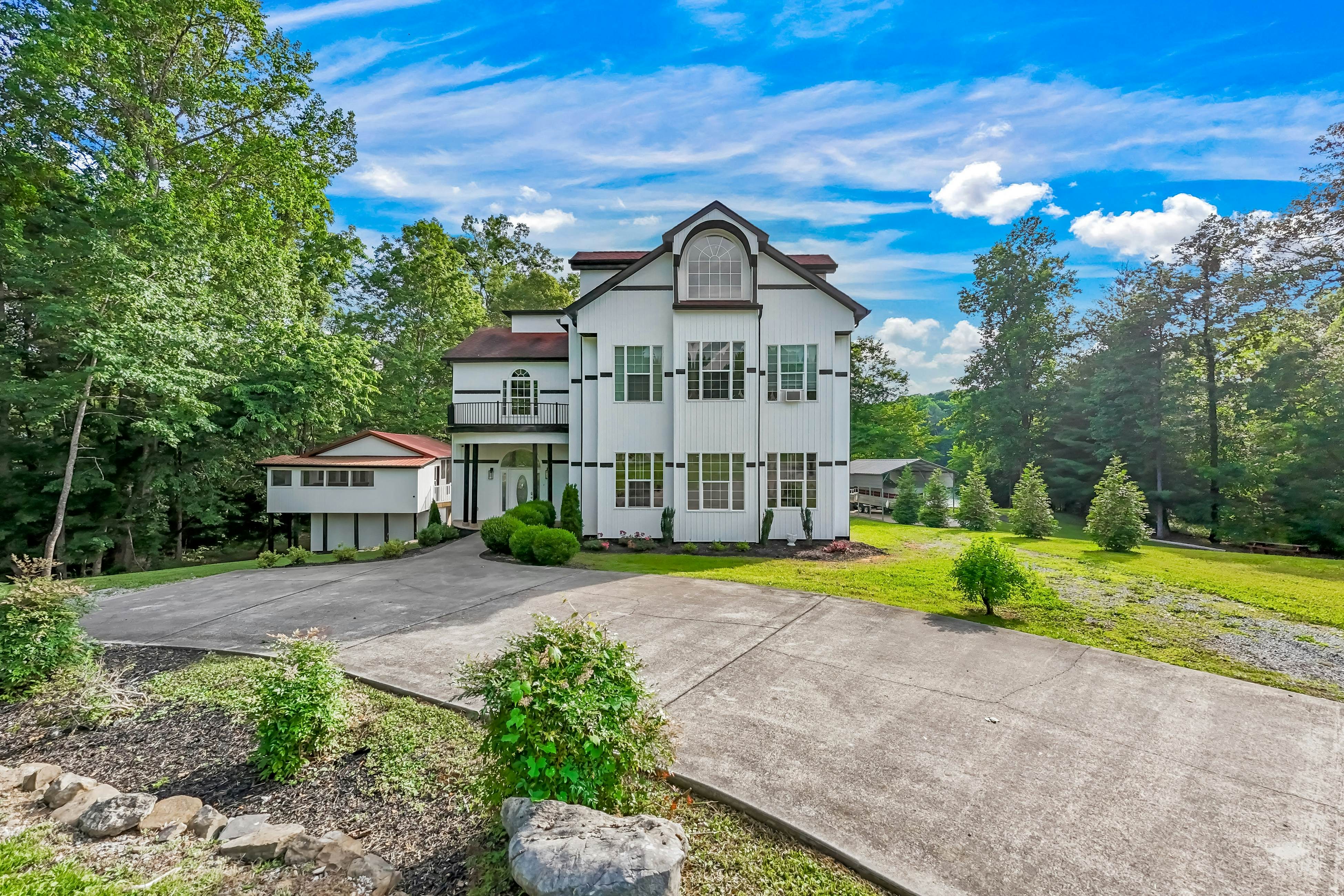 Custom Norris Lake home in no-wake zone w/ hot tub & two kitchens - dog-friendly
