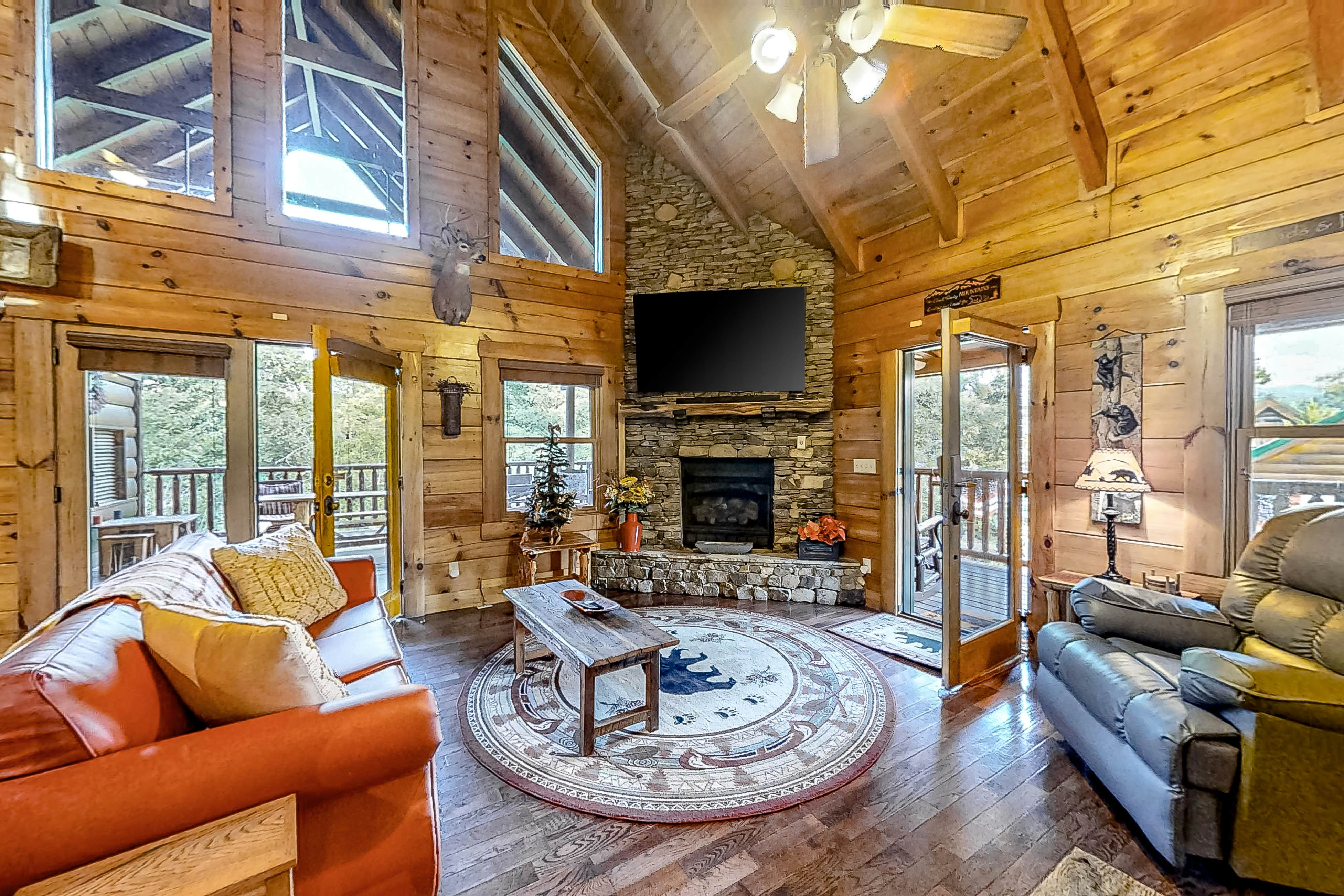 Dog Welcome Cabin, Sleeps 8・Hot Tub・Community Pool