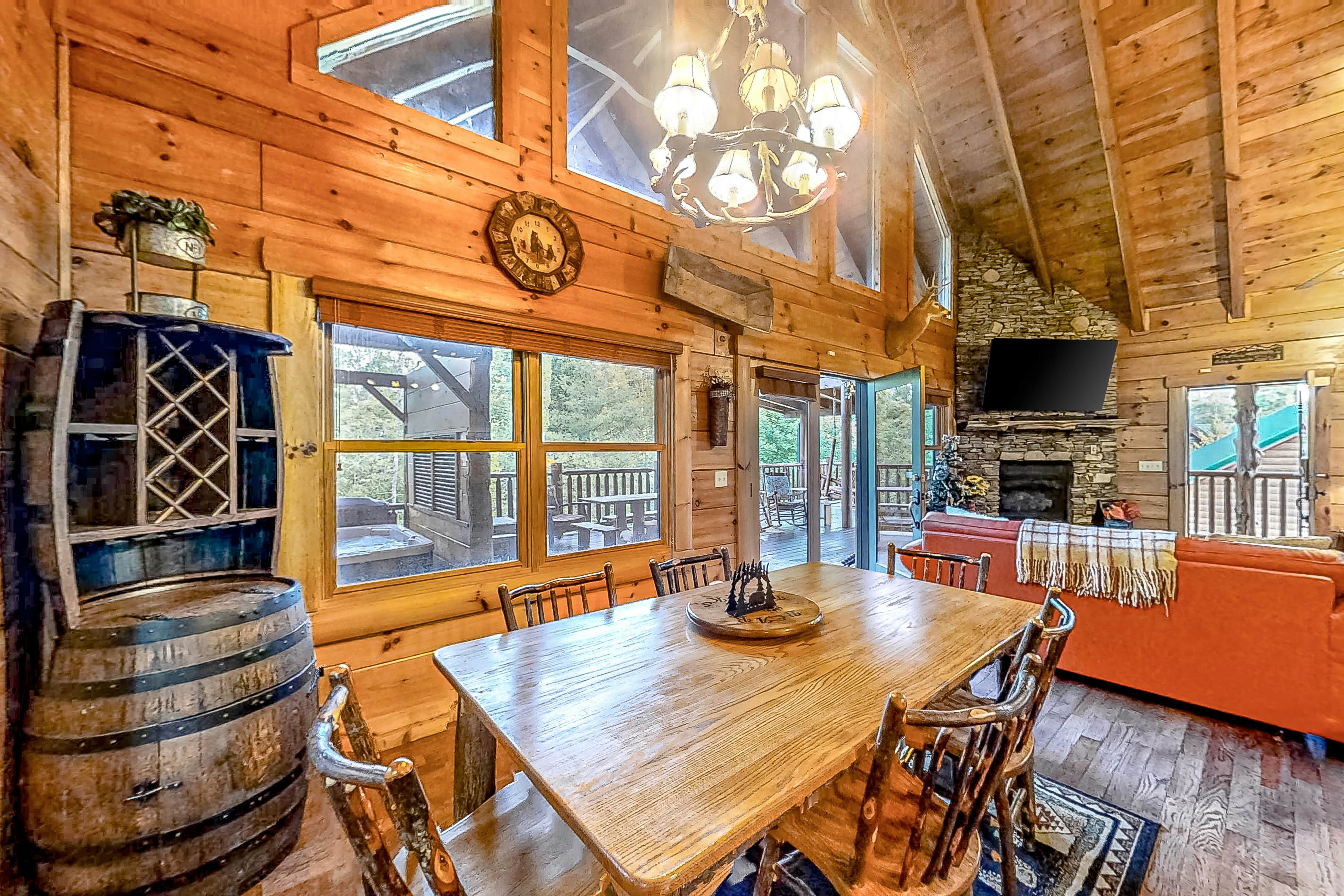 Dog Welcome Cabin, Sleeps 8・Hot Tub・Community Pool