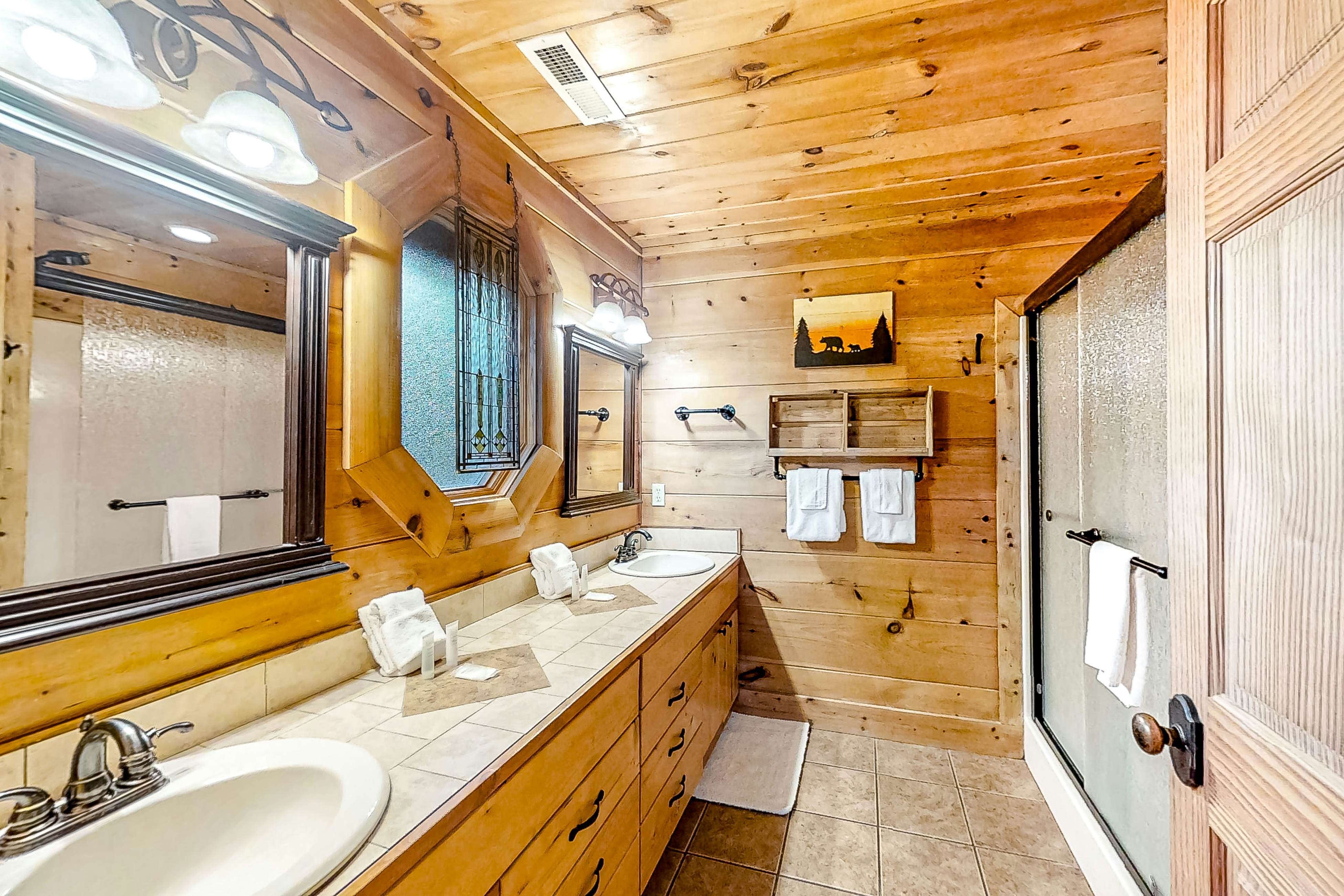 Dog Welcome Cabin, Sleeps 8・Hot Tub・Community Pool