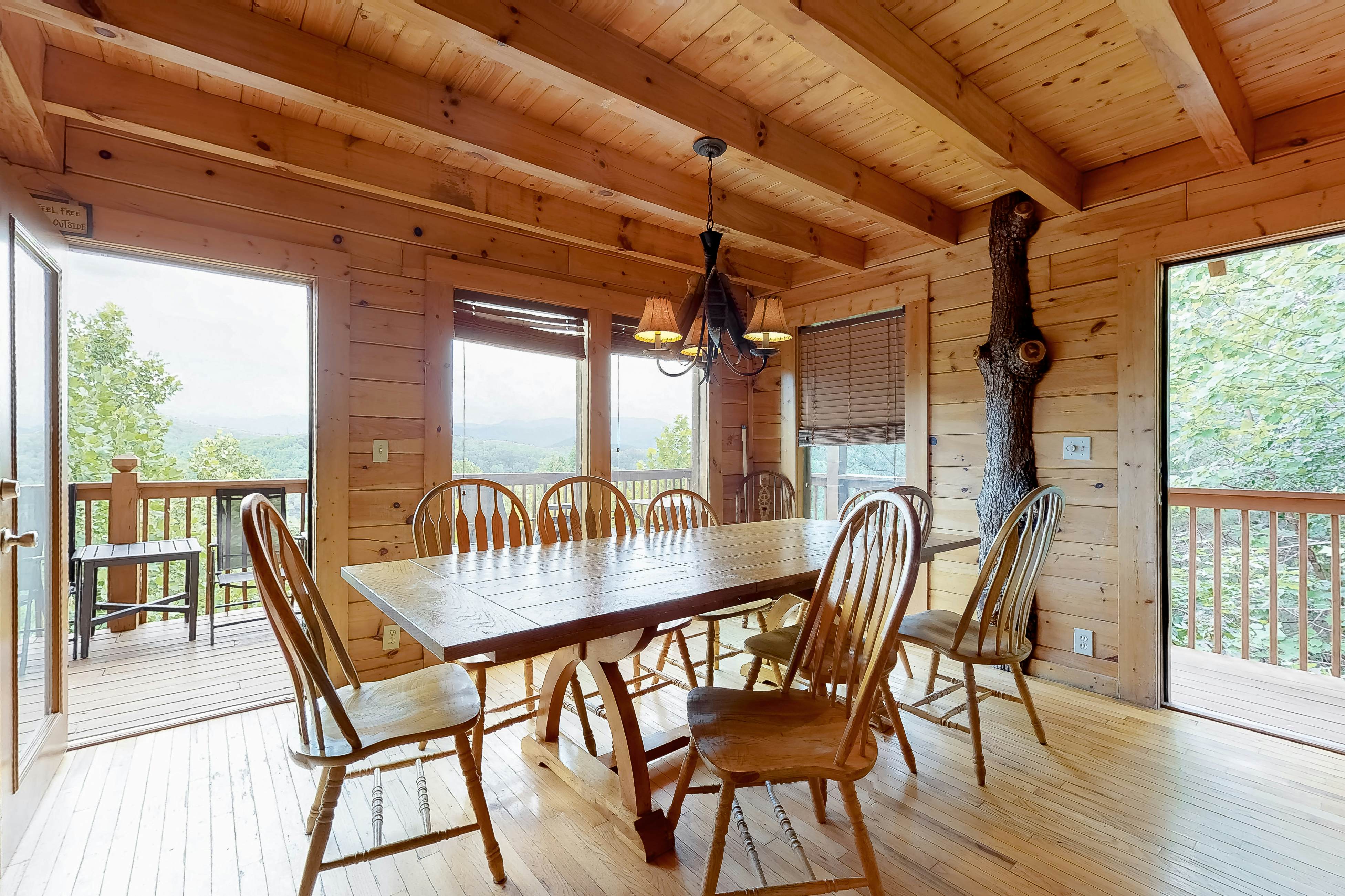 Dollywood Cabin W Mtn View, Sleeps 12・Hot Tub