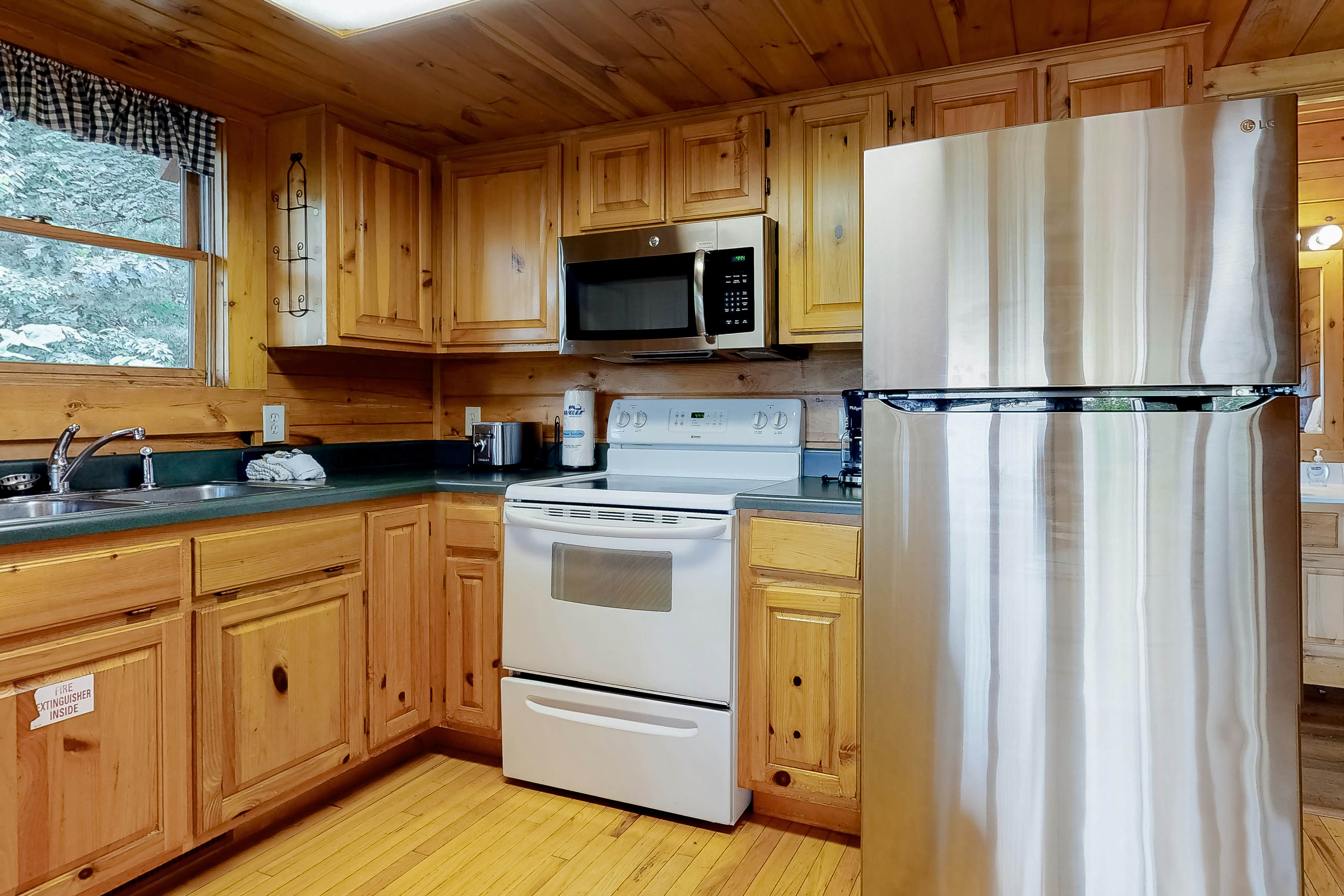 Dollywood Cabin W Mtn View, Sleeps 12・Hot Tub