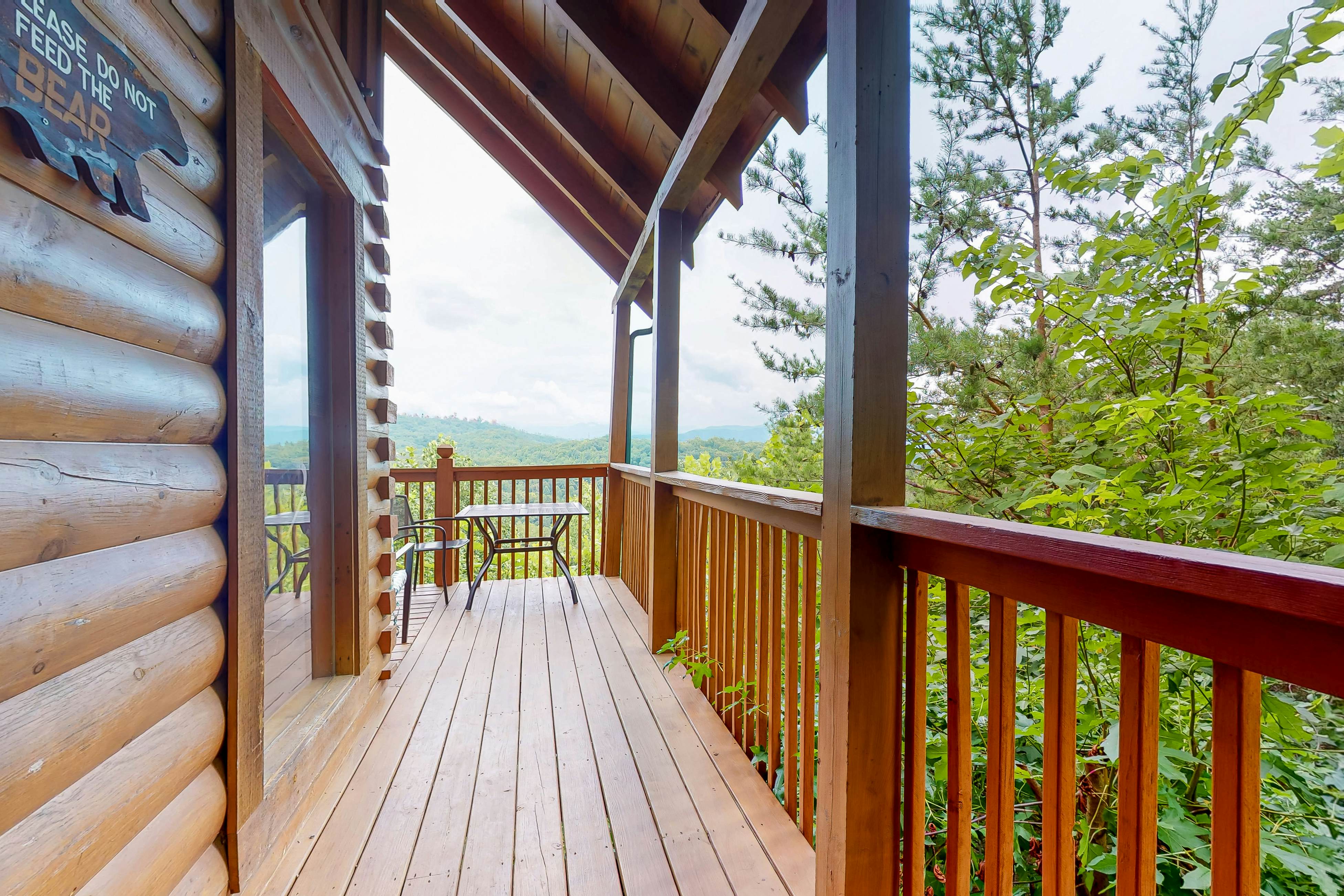 Dollywood Cabin W Mtn View, Sleeps 12・Hot Tub