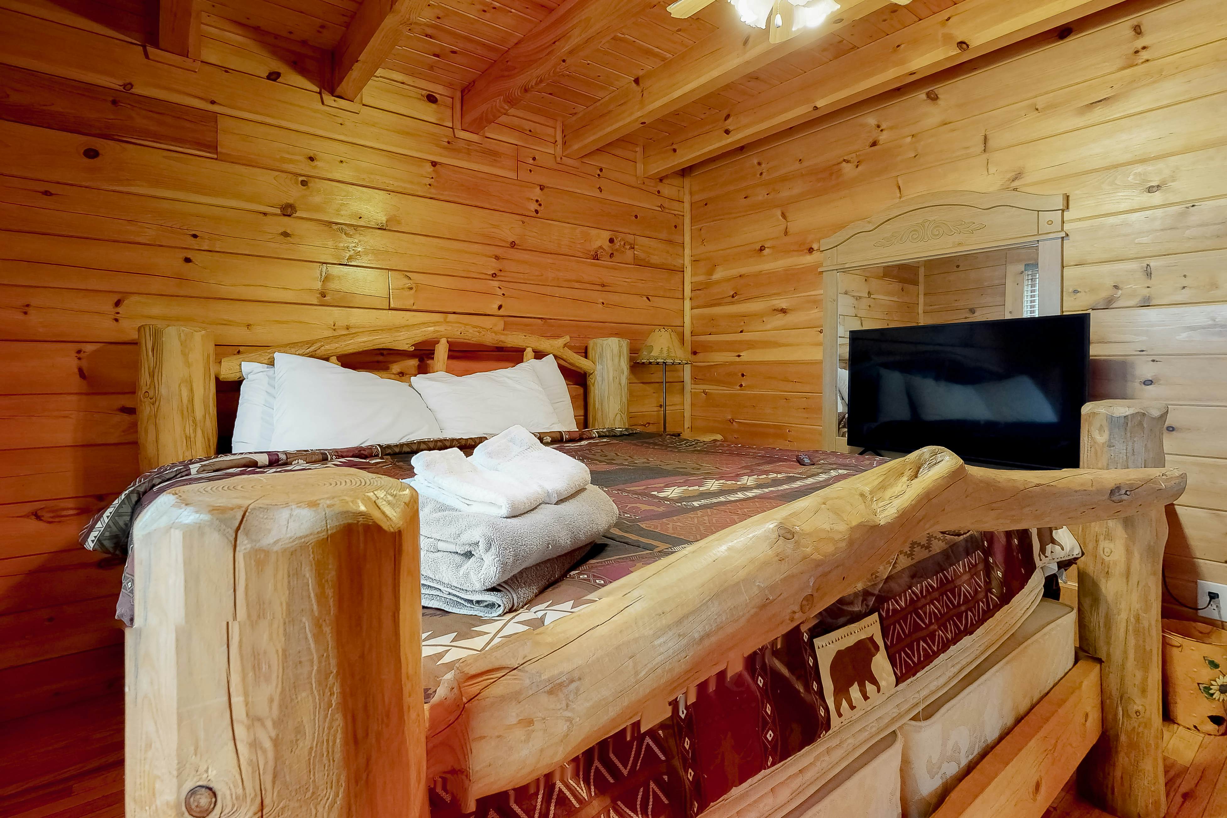 Dollywood Cabin W Mtn View, Sleeps 12・Hot Tub